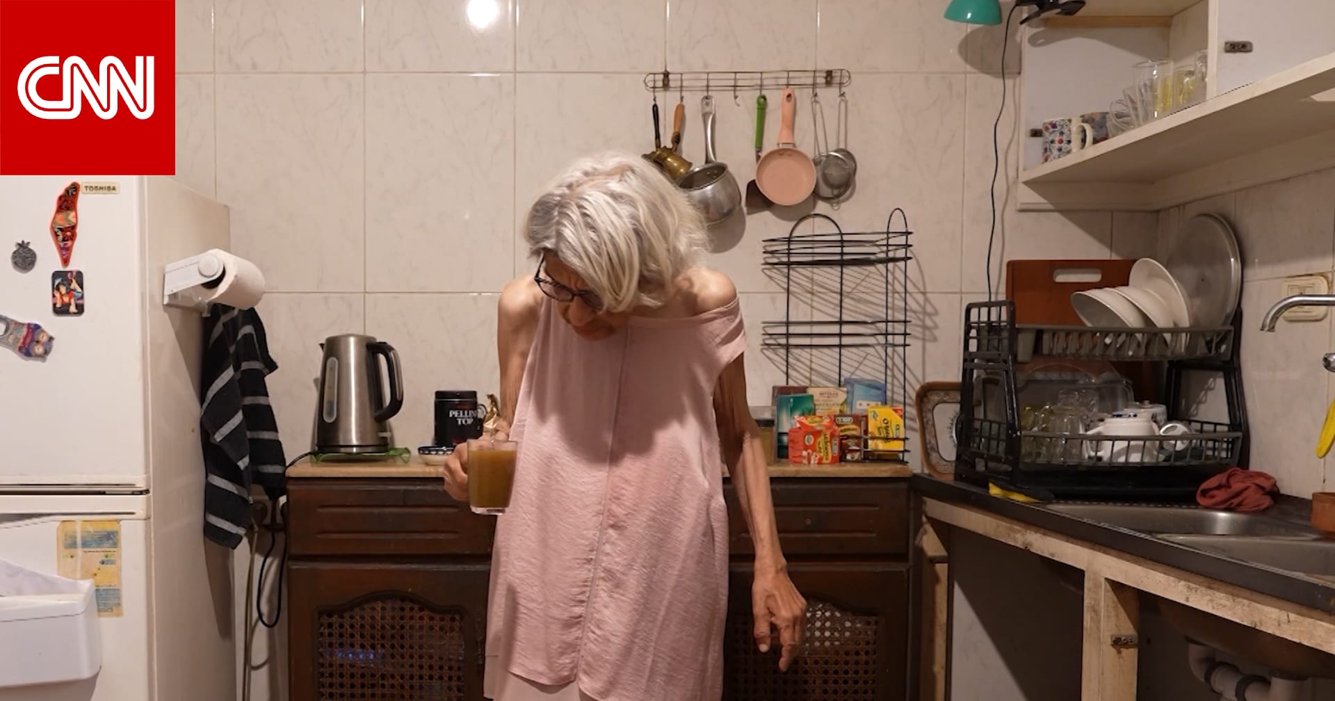 والدة الناشط علاء عبد الفتاح تصارع الموت لإخراج ابنها من السجن في مصر.. شاهد كيف تغيرت ملامحها