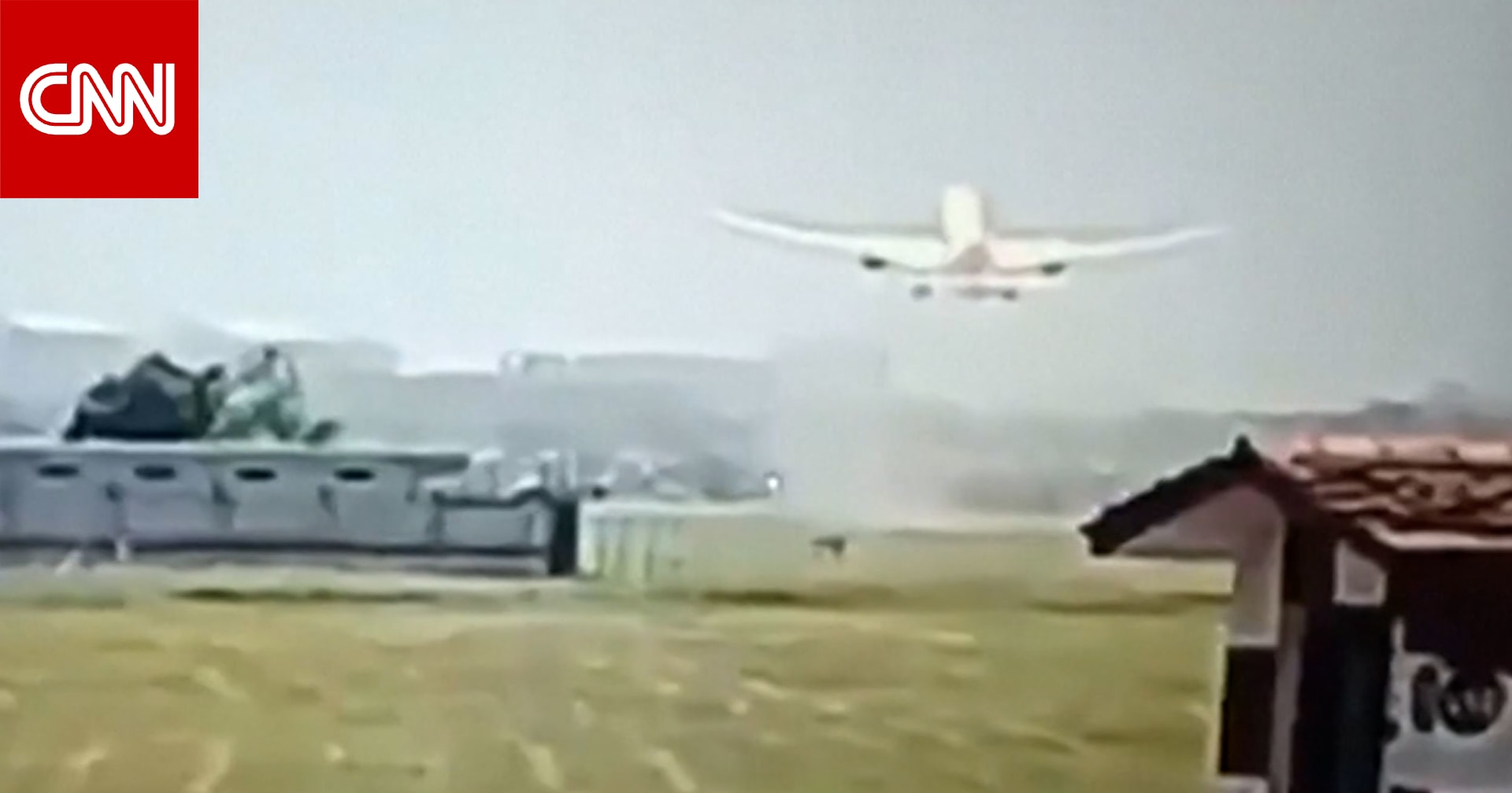 لحظة الإقلاع لطائرة الركاب الهندية من مدرج المطار إلى تحطمها.. وفيديو من زاوية جديدة يظهرها بالكامل