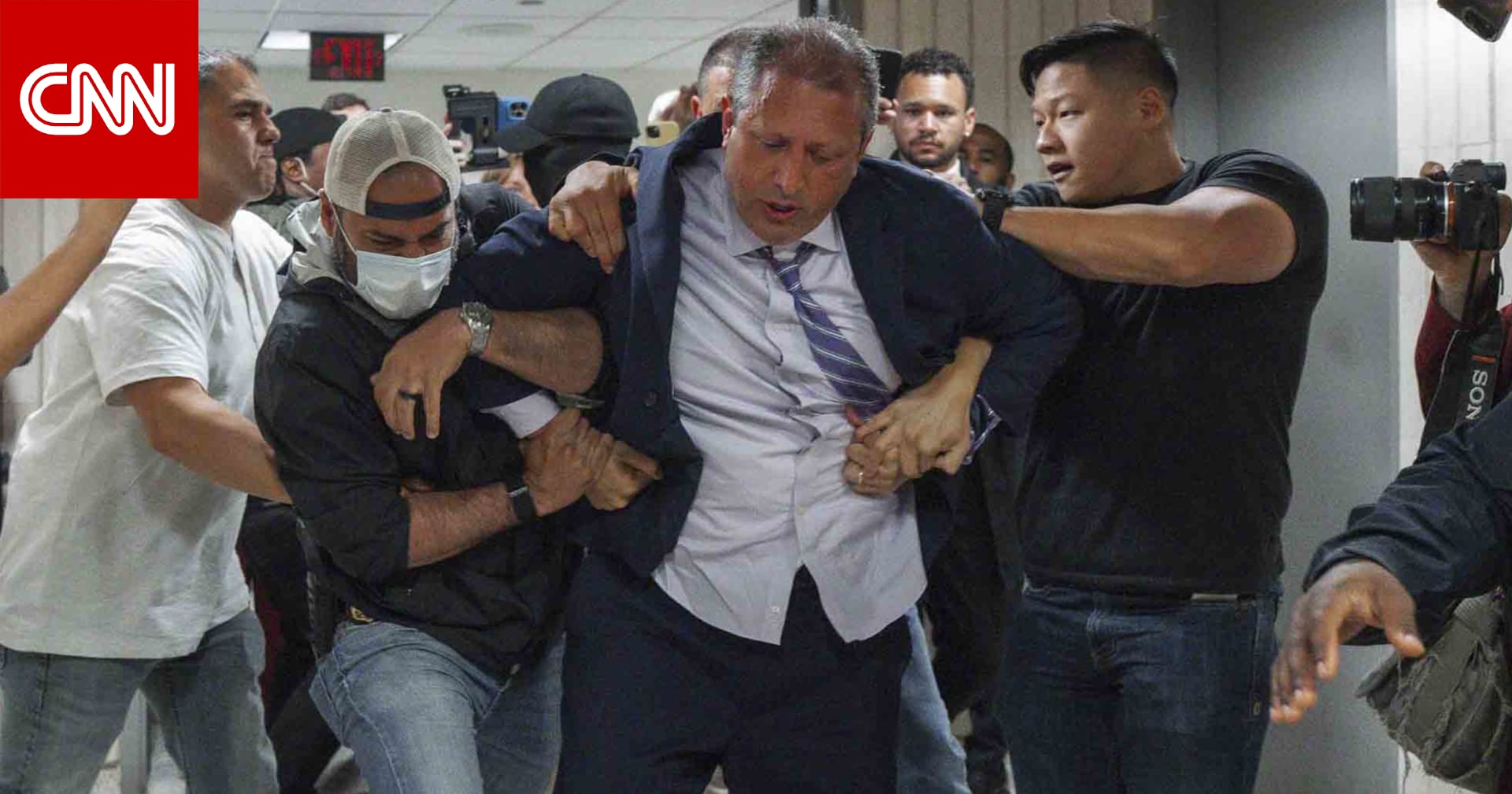 "ليس لديكم سُلطة!".. شاهد لحظة اعتقال المرشح لمنصب عمدة نيويورك بمحكمة الهجرة