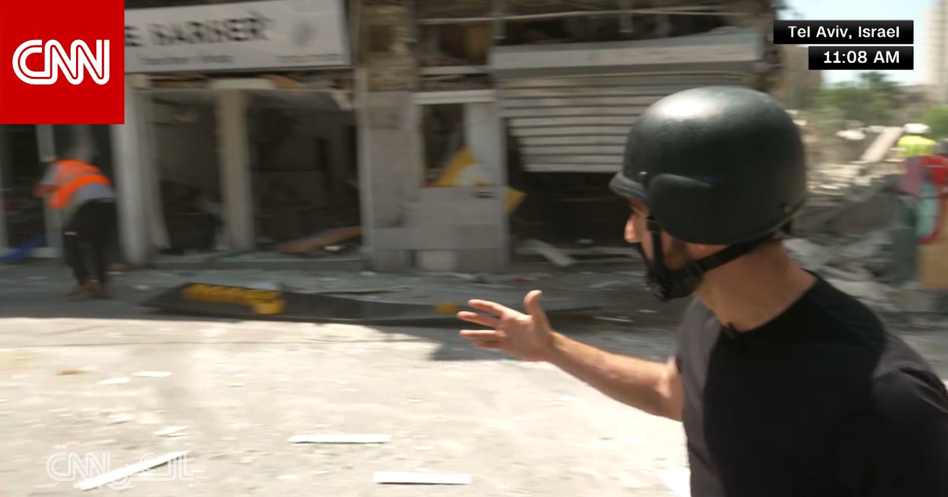 أثناء استعراض مراسل CNN لأضرار هجوم إيراني على الهواء.. سقوط لافتة معدنية على رجل