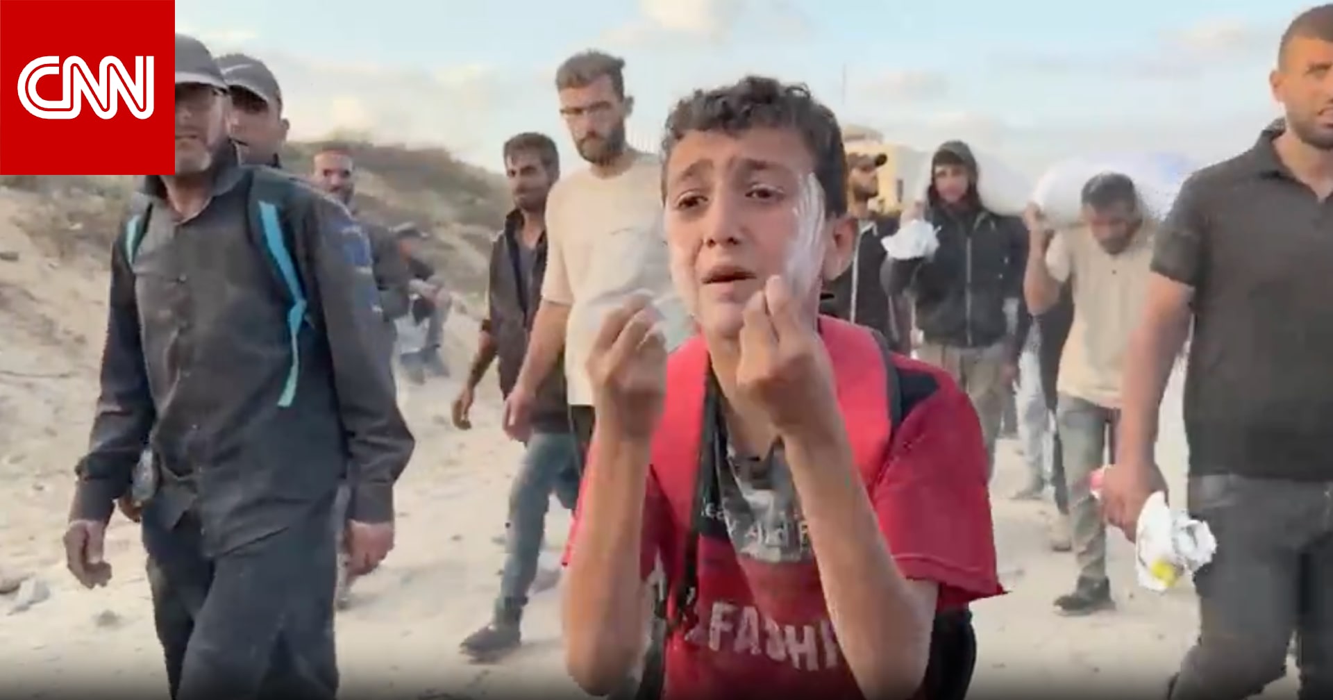 تناول حفنة من التراب باكيًا.. شاهد ما فعله طفل فلسطيني أمام مصور CNN في غزة