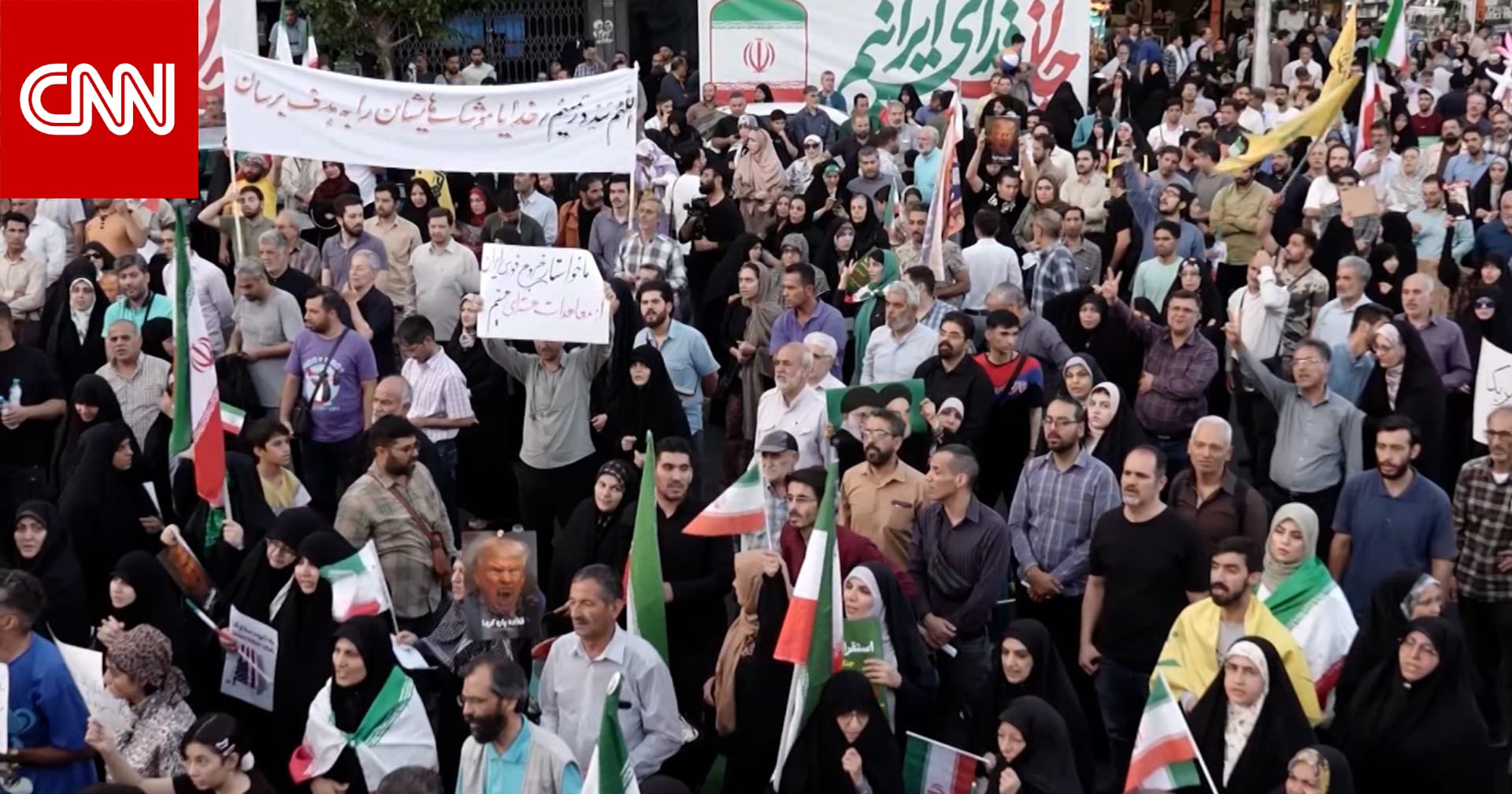 غضب شعبي عارم في إيران بعد الضربات الأمريكية.. وهذا ما هتف به المتظاهرون في طهران