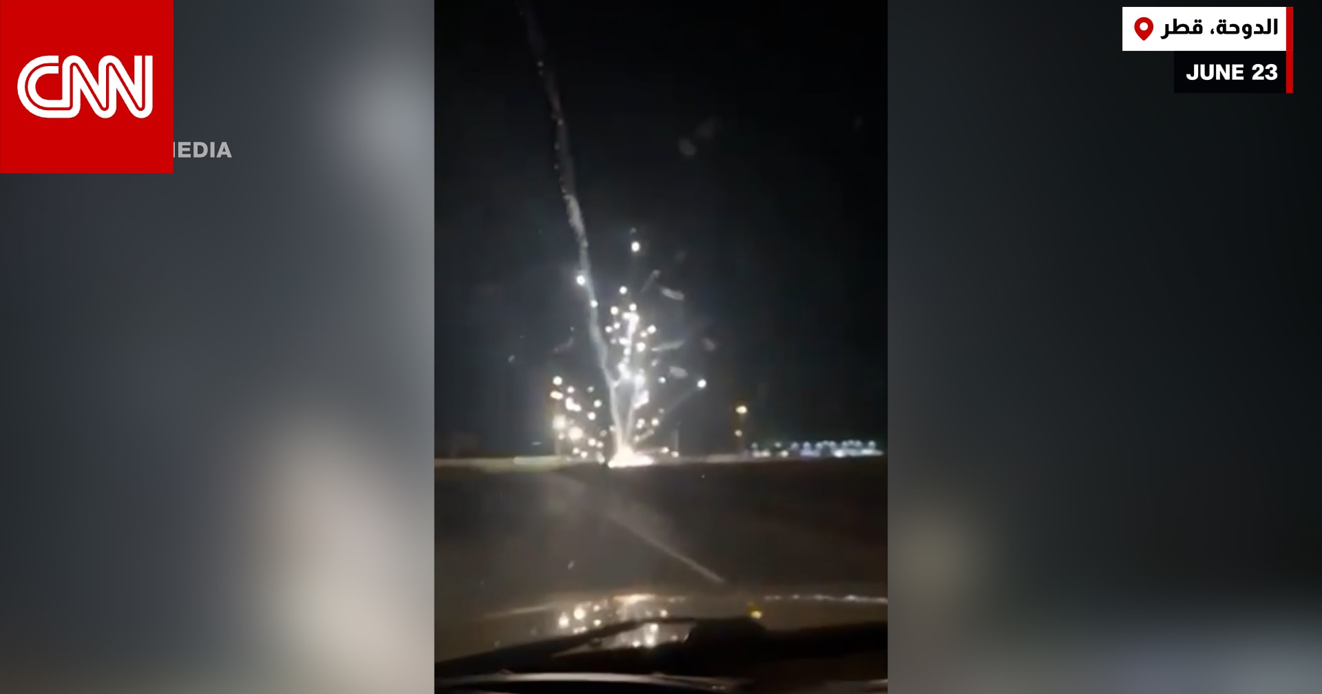 كاميرا ترصد لحظة سقوط حطام صاروخ مشتعل في قطر