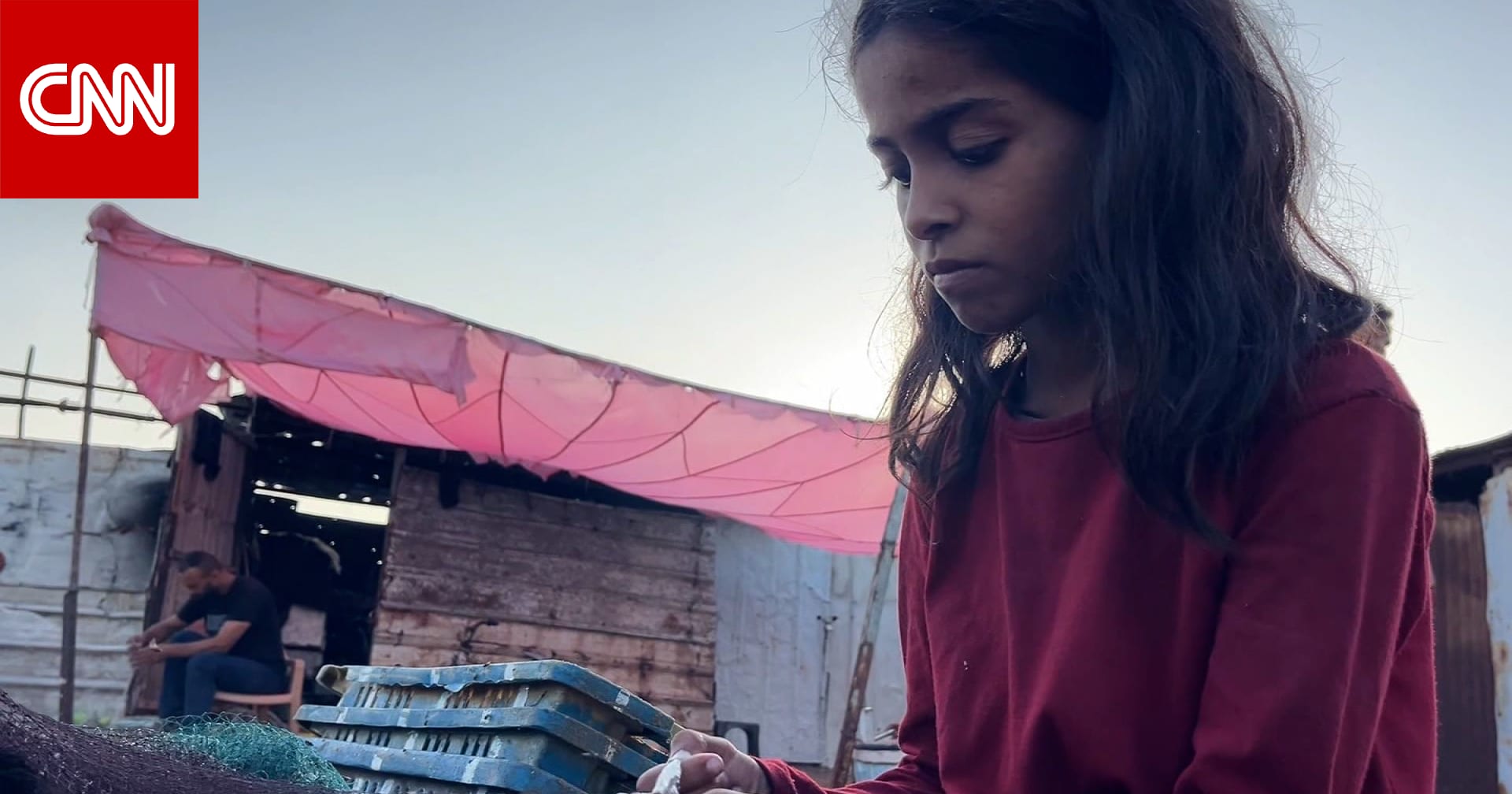 شاهد كيف يخاطر الفلسطينيون بحياتهم في بحر غزة لإطعام عائلاتهم