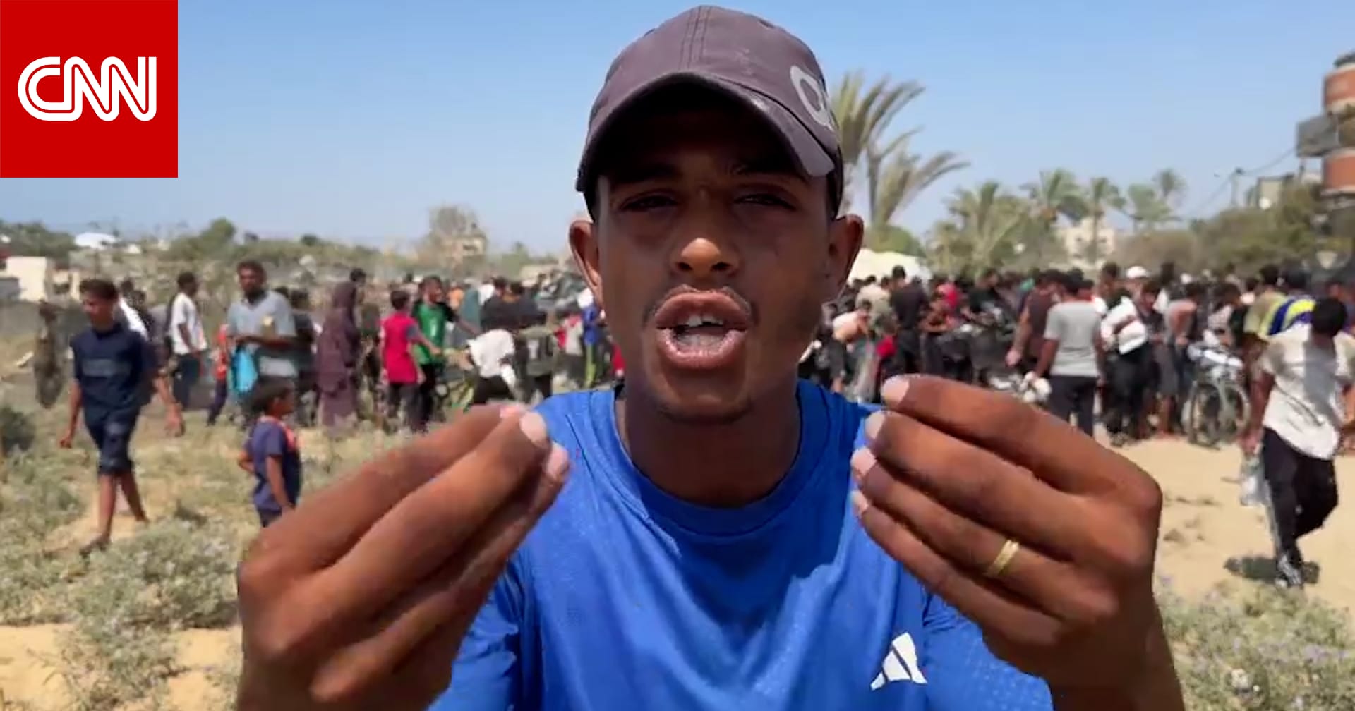 "لسنا كلابًا".. فلسطينيون يدينون "الإذلال" عند مطاردة المساعدات الجوية في غزة