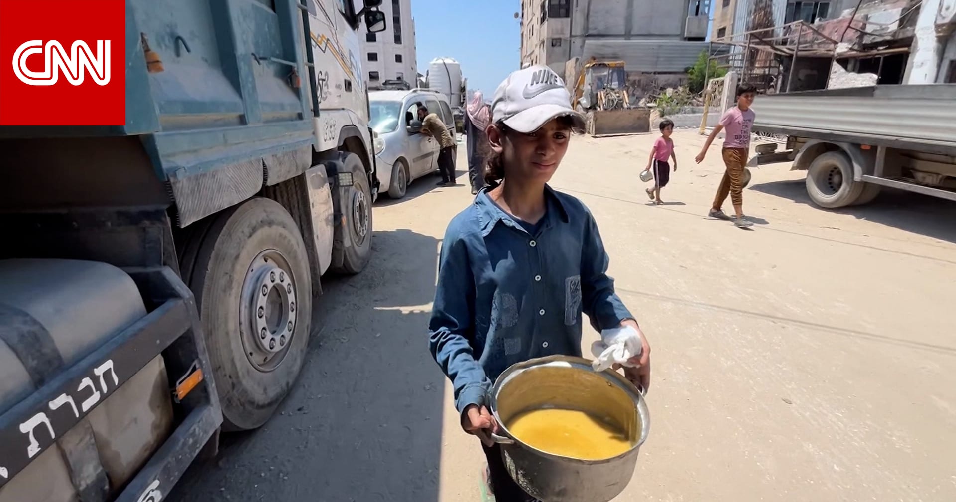 تخرج يوميًا للبحث عن طعام لوالديها المريضين وإخوتها وسط الجوع بغزة.. إليك قصة الطفلة جنى