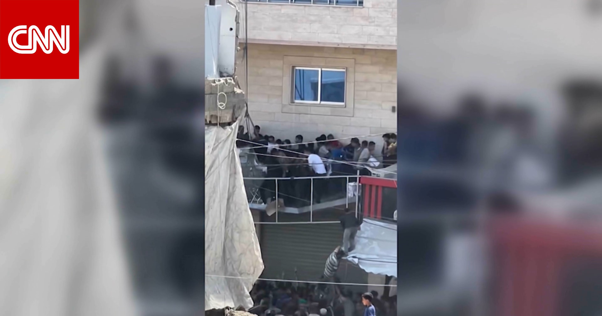 شاهد.. لحظة انهيار شرفة في غزة بعد تدافع للحصول على مساعدات سقطت فيها