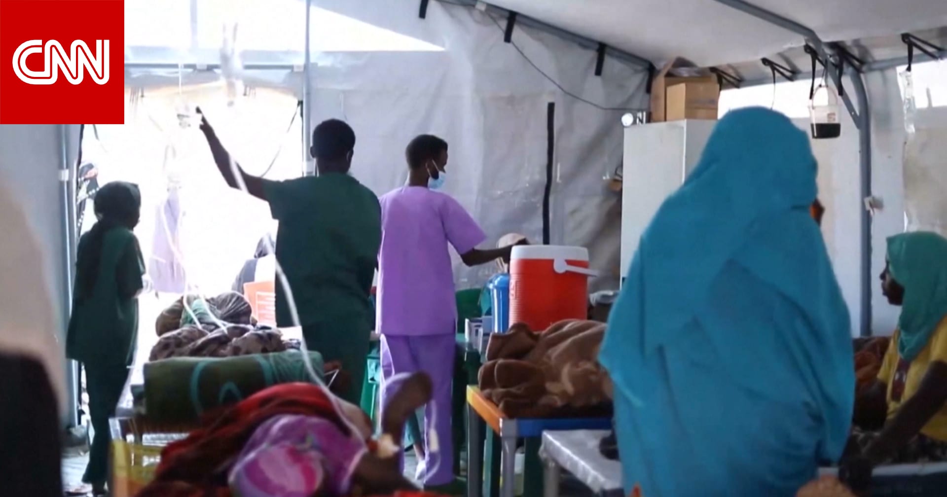 "القتال ليس التهديد الأكثر إلحاحًا".. صفوف من المرضى على أسرّة في السودان