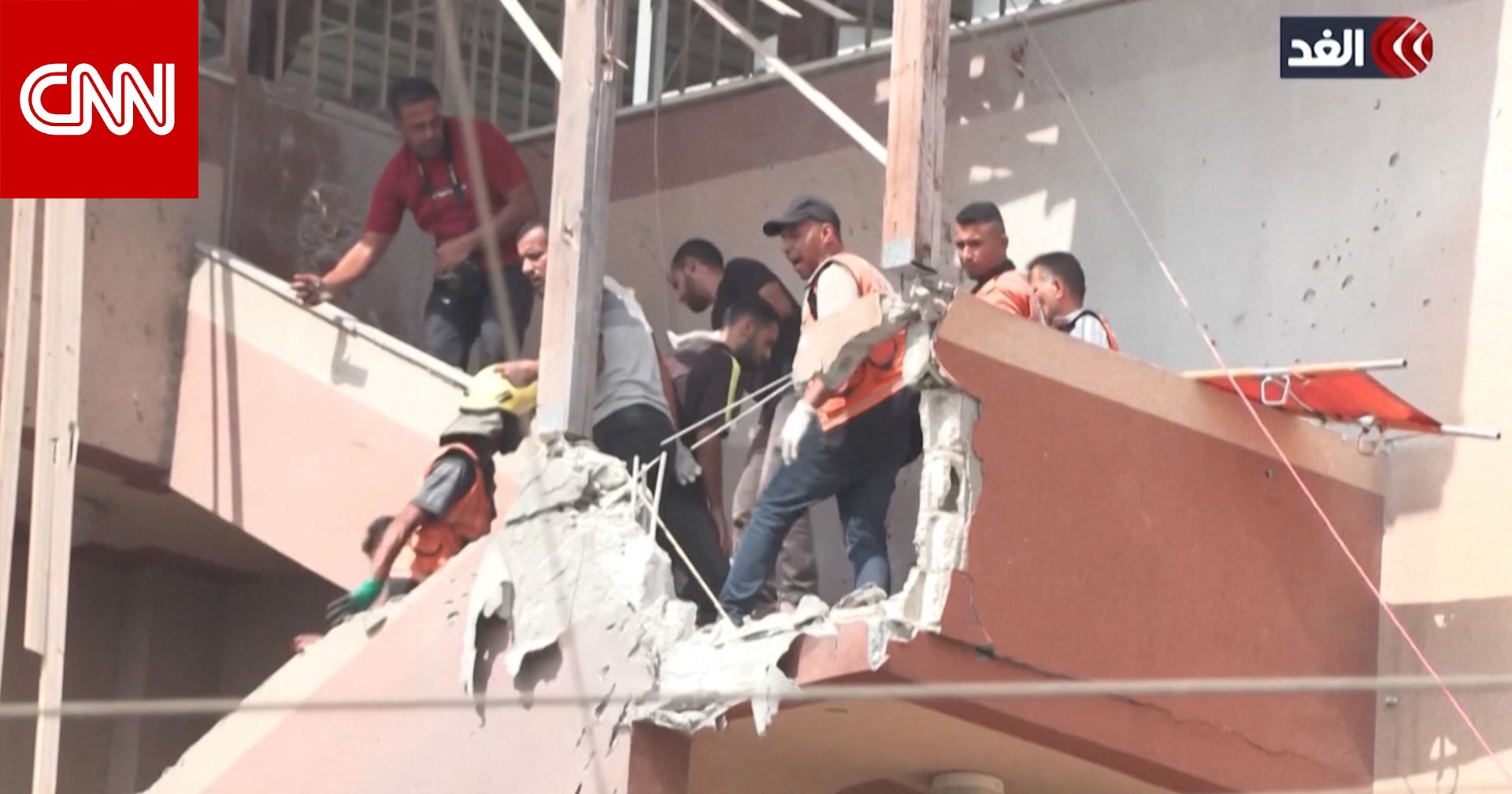 فيديو يظهر لحظة مقتل عاملين في مجال الرعاية الصحية وصحفيين بقصف مستشفى ناصر في غزة