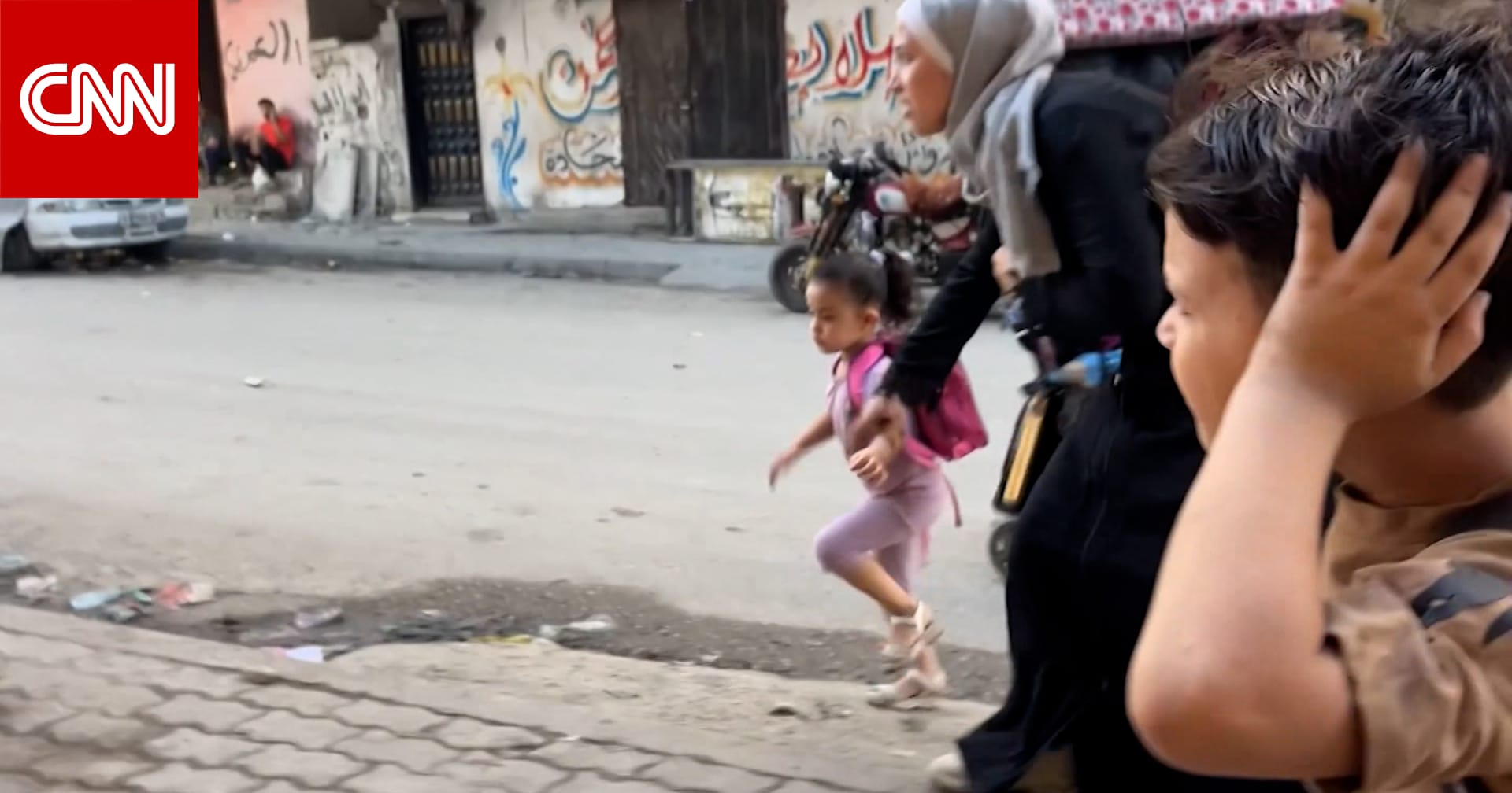 خوف يسود شوارع غزة.. شاهد ما حدث لحظة فرار أم مع طفليها وسط طلقات نارية