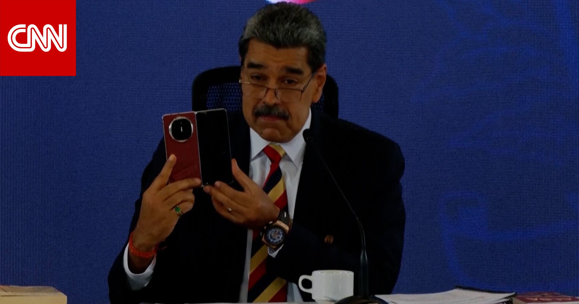 وصفه بـ"الأفضل في العالم".. رئيس فنزويلا يستعرض هاتف هواوي أهداه إياه نظيره الصيني