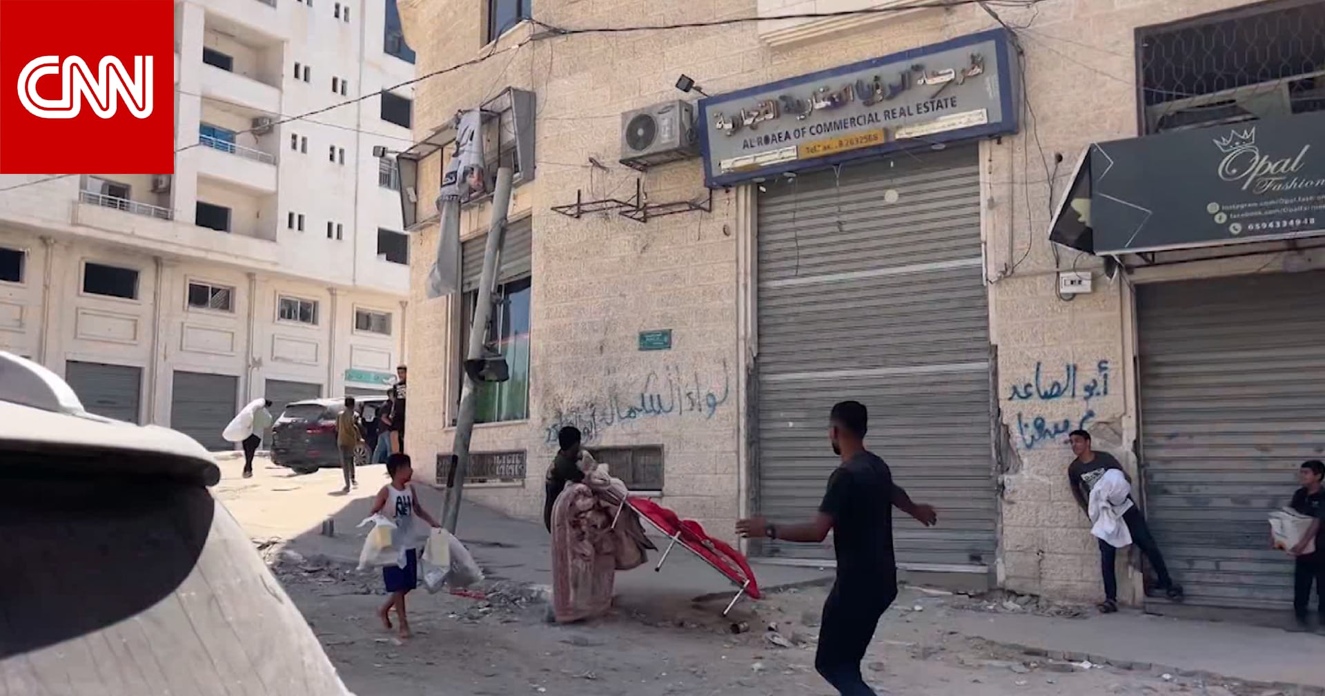 شاهد ما فعله فلسطينيون قبل تدمير إسرائيل لمبناهم بلحظات في مدينة غزة