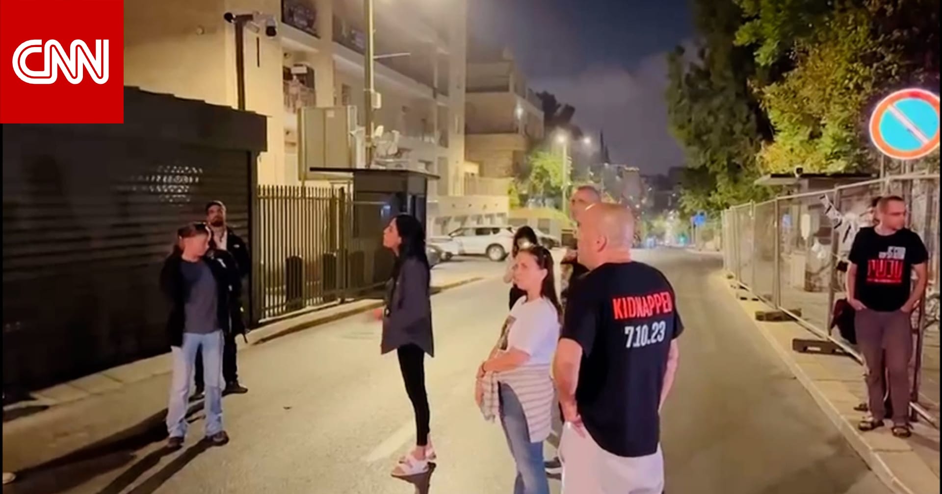 تصعيد في غزة يقابله غضب بتل أبيب.. شاهد والدة رهينة تحتج أمام منزل نتنياهو