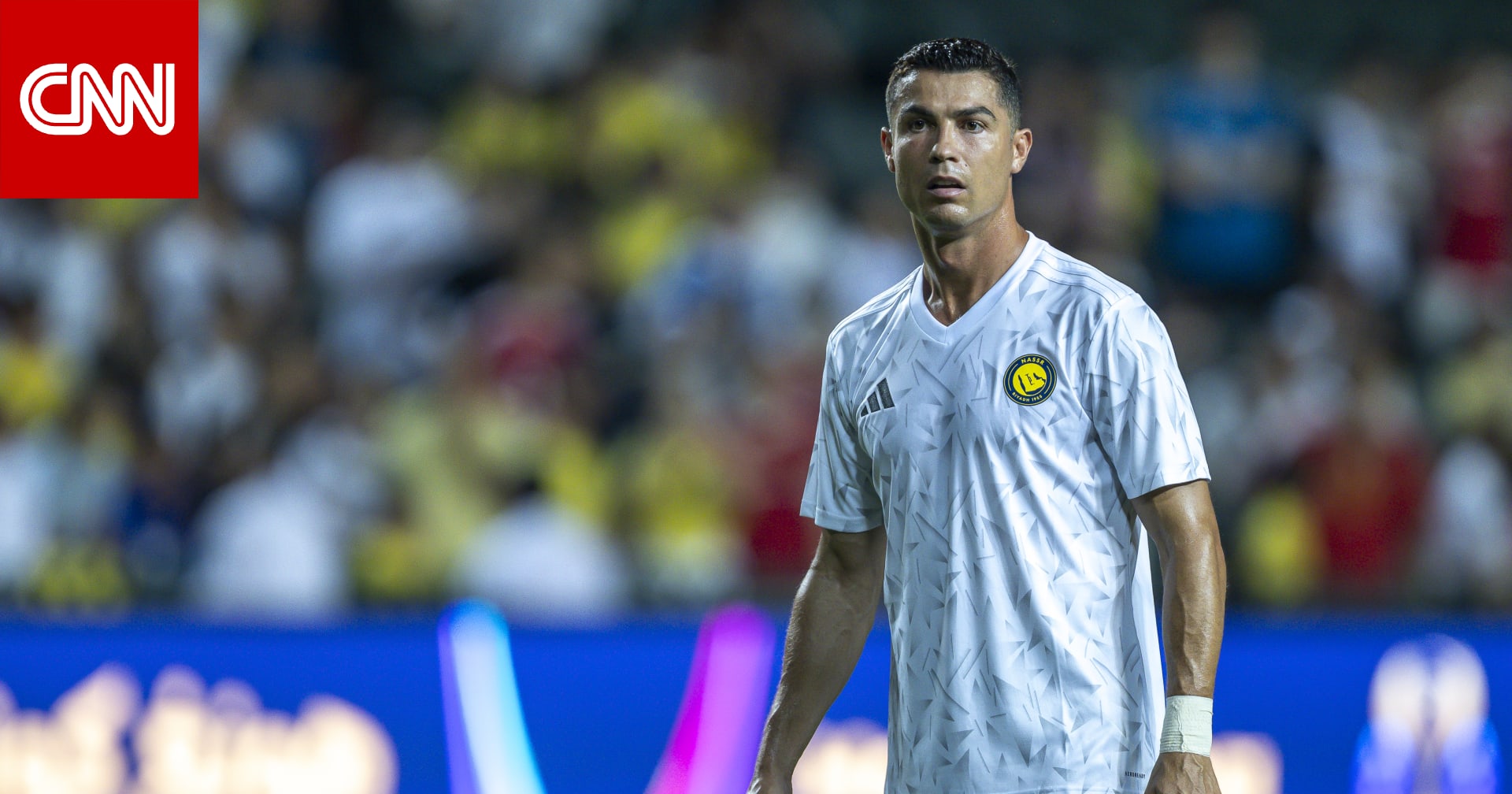 إعلامي يُهدي رونالدو "البشت السعودي" وسط تفاعل