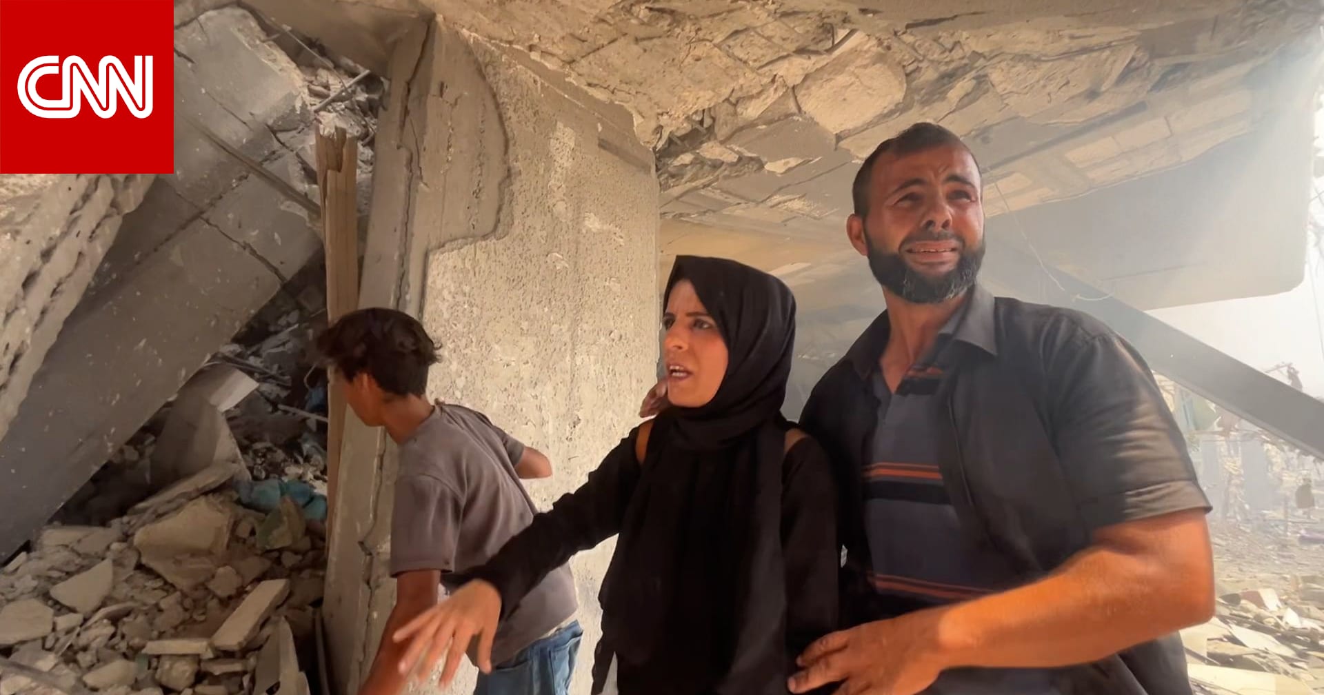 غارة إسرائيلية قتلت طفلتهما الوحيدة.. فيديو مؤلم لعائلة تودع فلذة كبدها في مدينة غزة