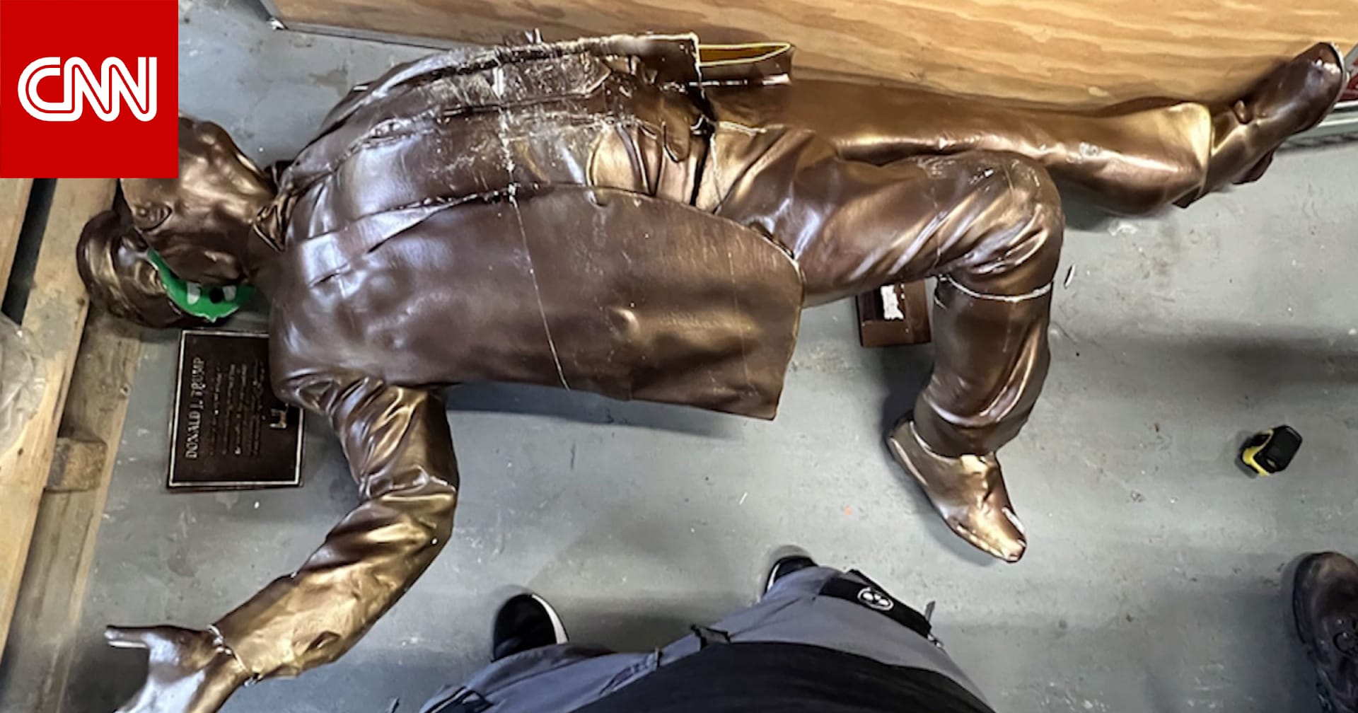 "أفضل صديقين للأبد".. شاهد كيف يبدو تمثال ترامب وإبستين بعد إزالته في واشنطن