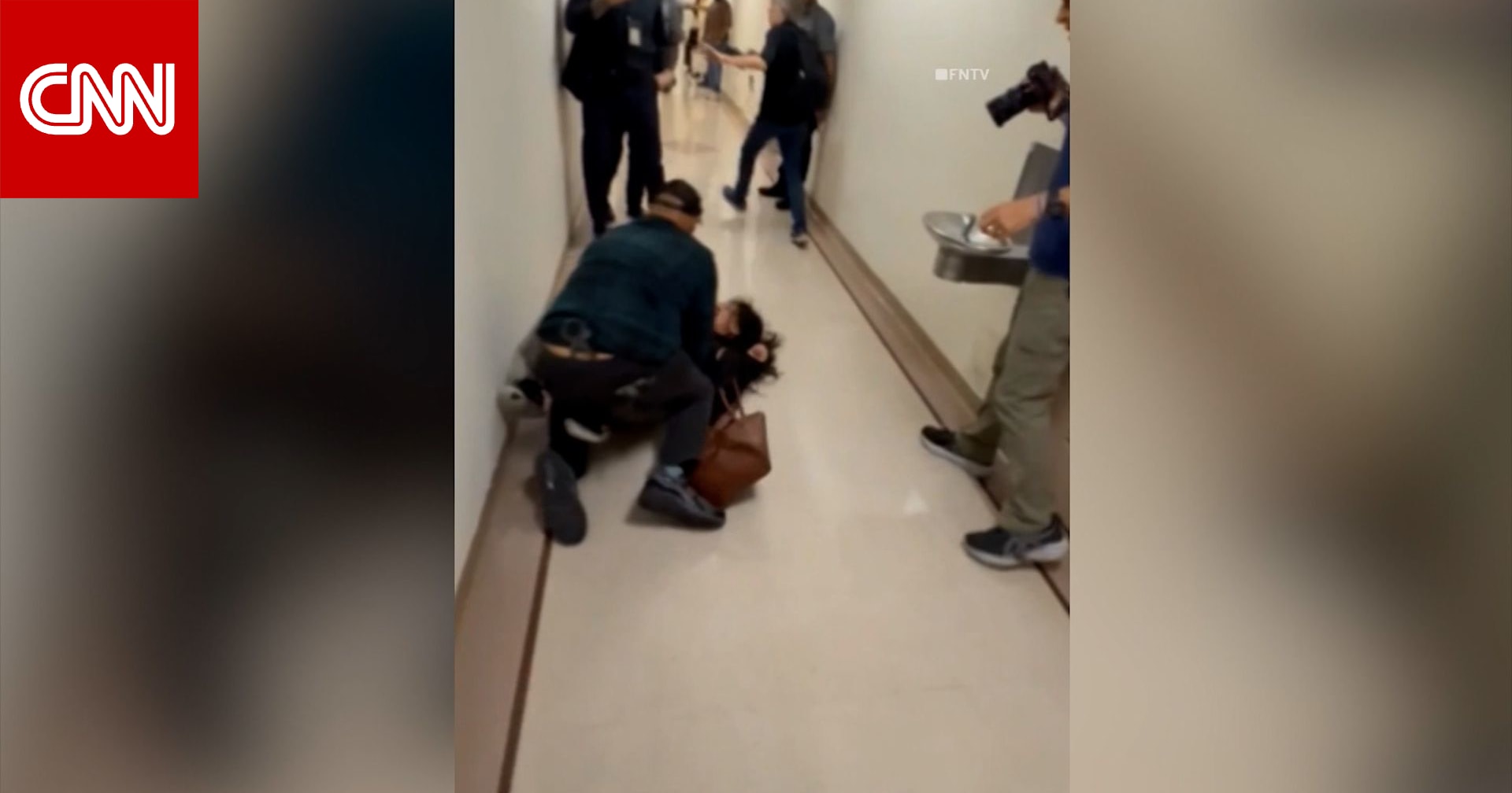 فيديو لشرطي أمريكي يطرح امرأة أرضًا داخل قاعة محكمة يثير ضجة.. شاهد ما حدث