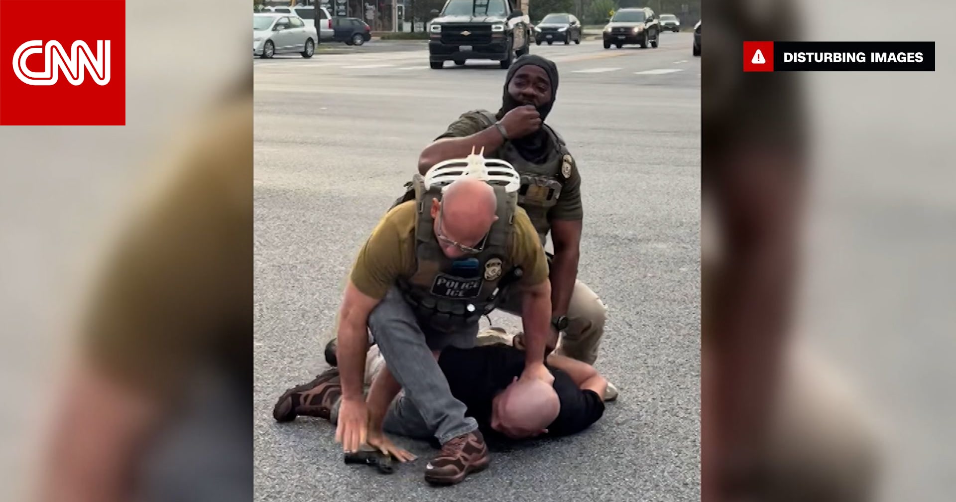 عضه وأسقط سلاحه.. شاهد ما حدث لحظة محاولة شرطي أمريكي اعتقال رجل في الشارع