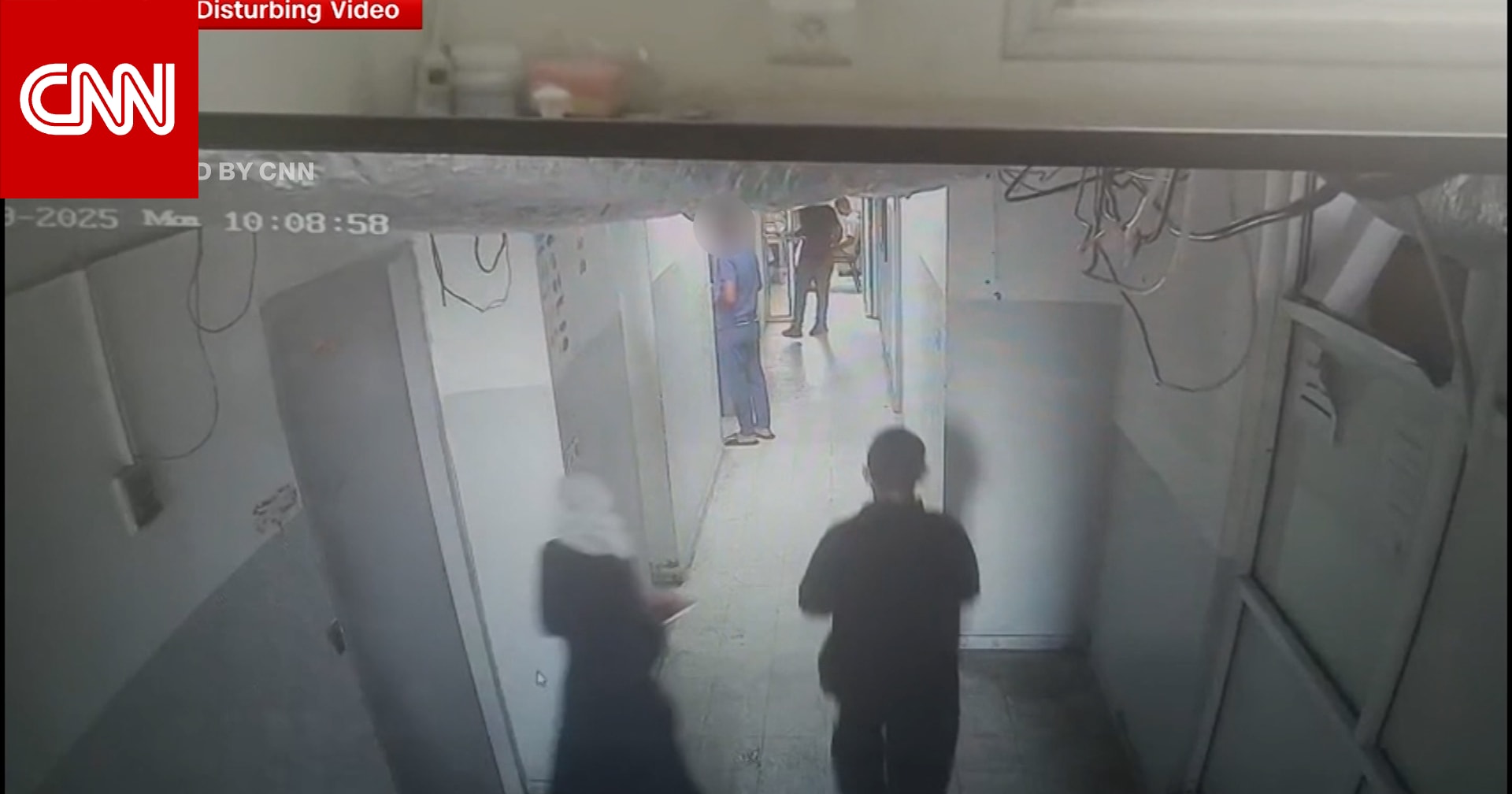 كاميرا ترصد لحظة إطلاق مسيرة إسرائيلية النار على رأس ممرض في غزة أثناء عمله