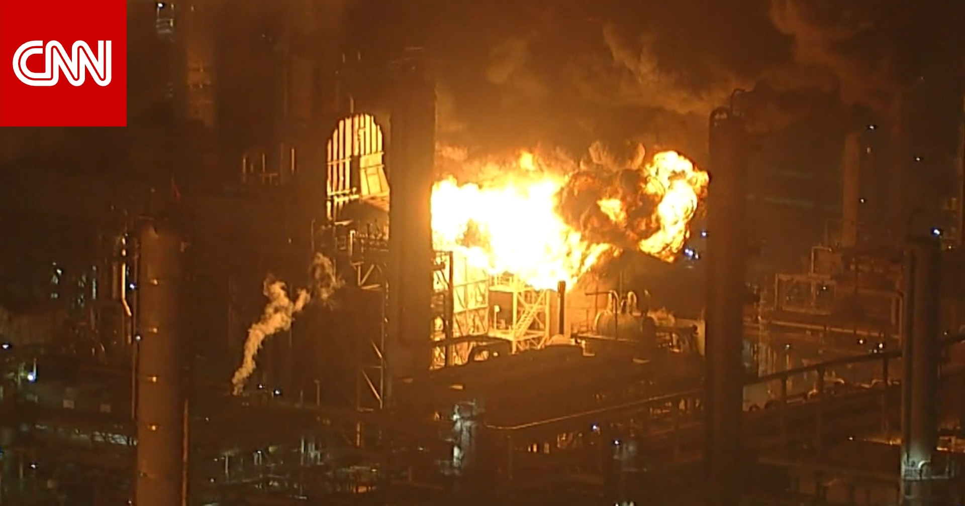 شاهد كيف التهم حريق هائل مصفاة نفط في كاليفورنيا