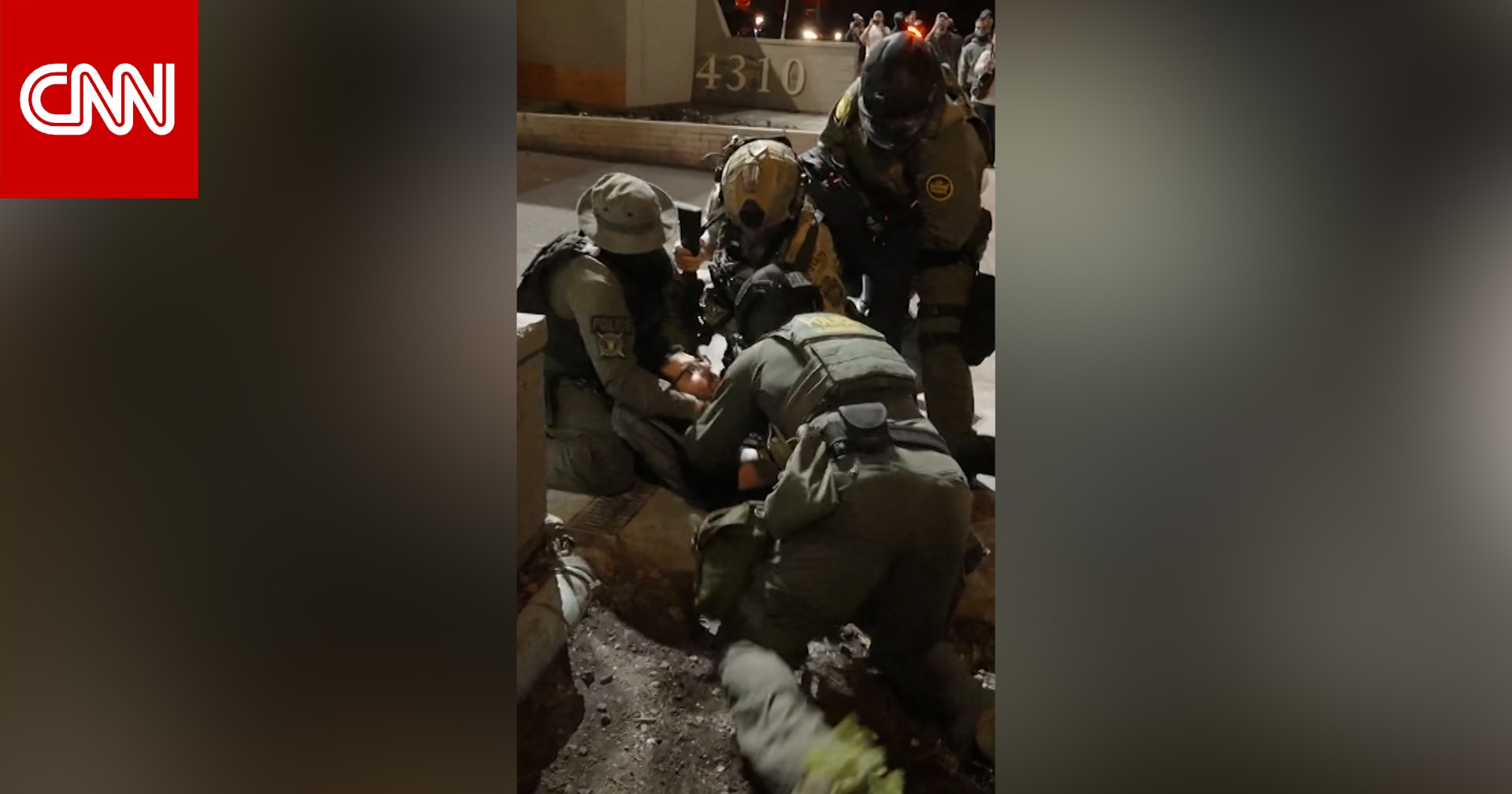 شاهد.. اشتباكات بين متظاهرين وعناصر فيدراليين في بورتلاند