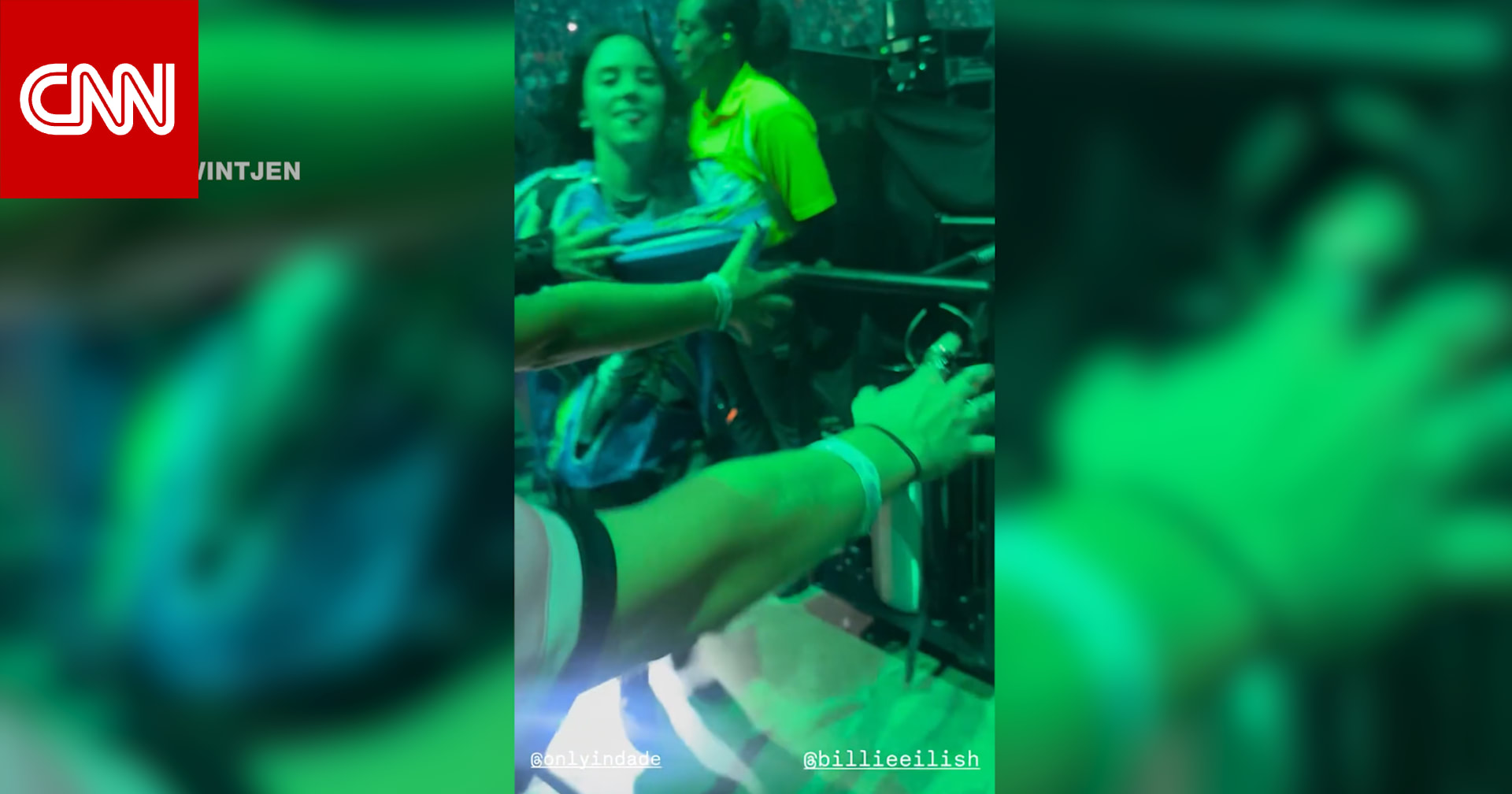 أمسك بها وسحبها بعنف.. المغنية بيلي إيليش تتعرض لهجوم مفاجىء أمام الكاميرا خلال حفل بميامي