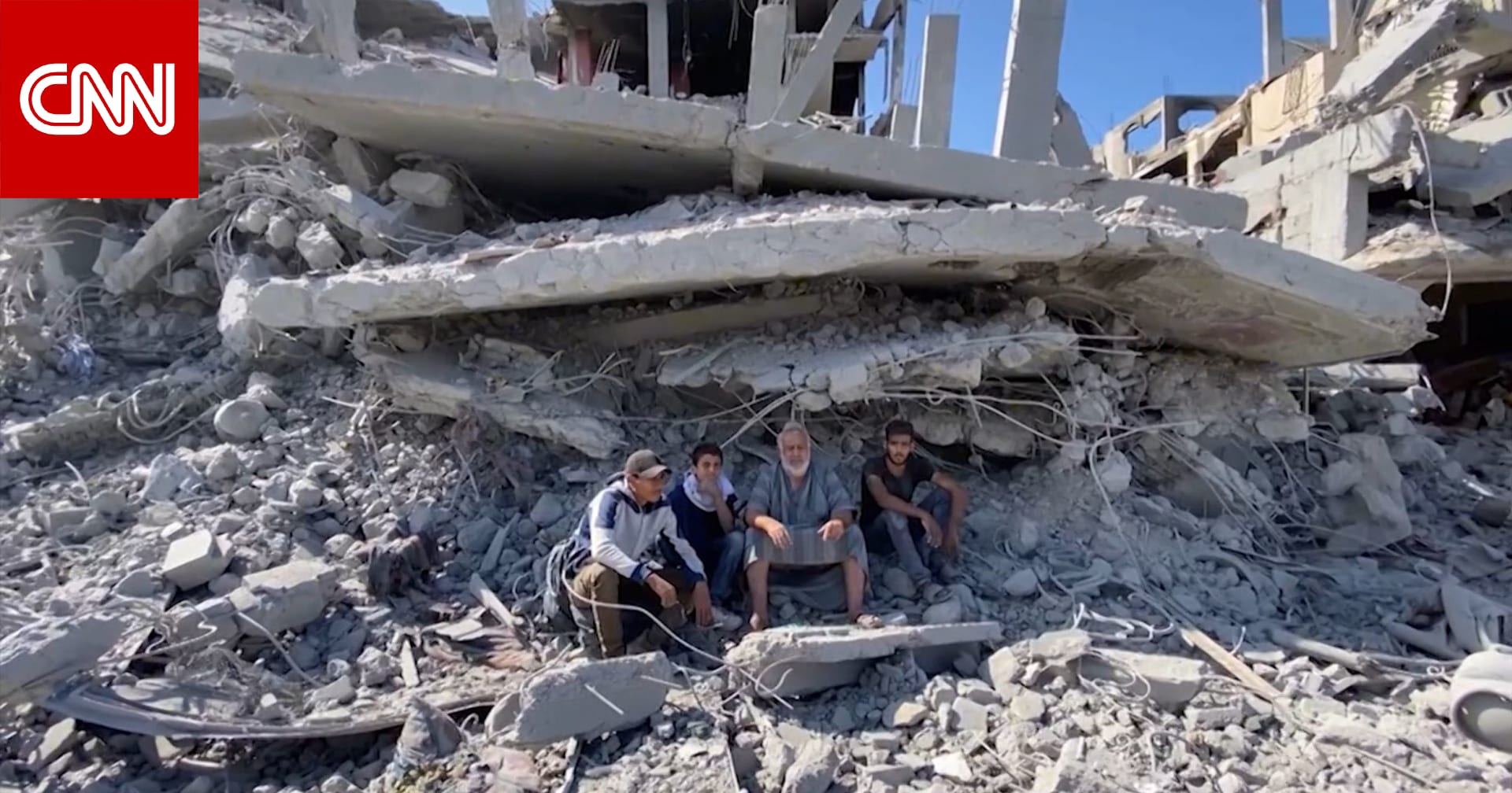 متفائلون رغم فقدانهم كل ممتلكاتهم.. فلسطينيون يعودون إلى منازلهم ليجدوا أنقاضًا