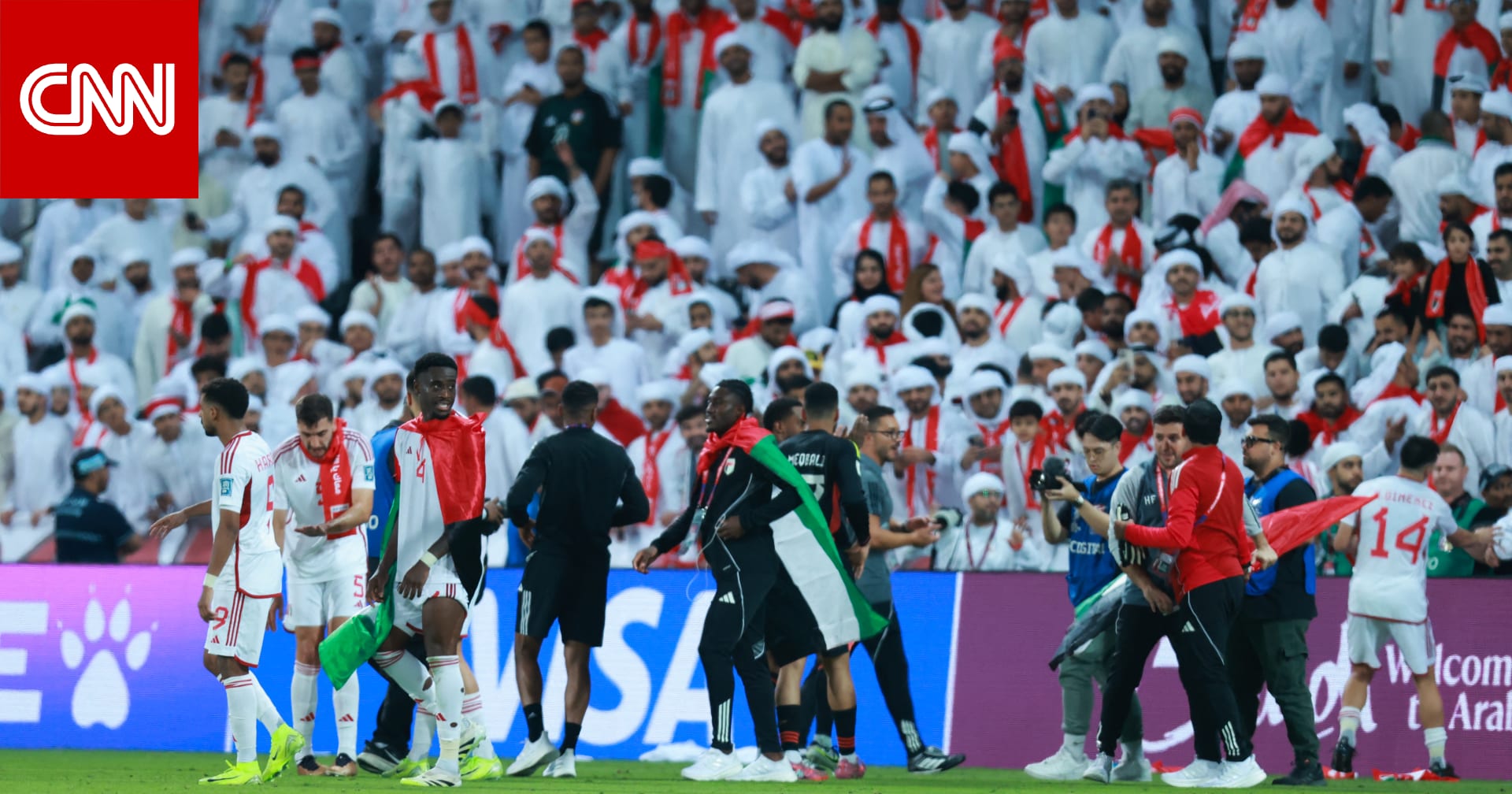 لاعب إماراتي يشعل تفاعلاً.. هذا ما فعله مع والدته بعد الفوز على سلطنة عُمان