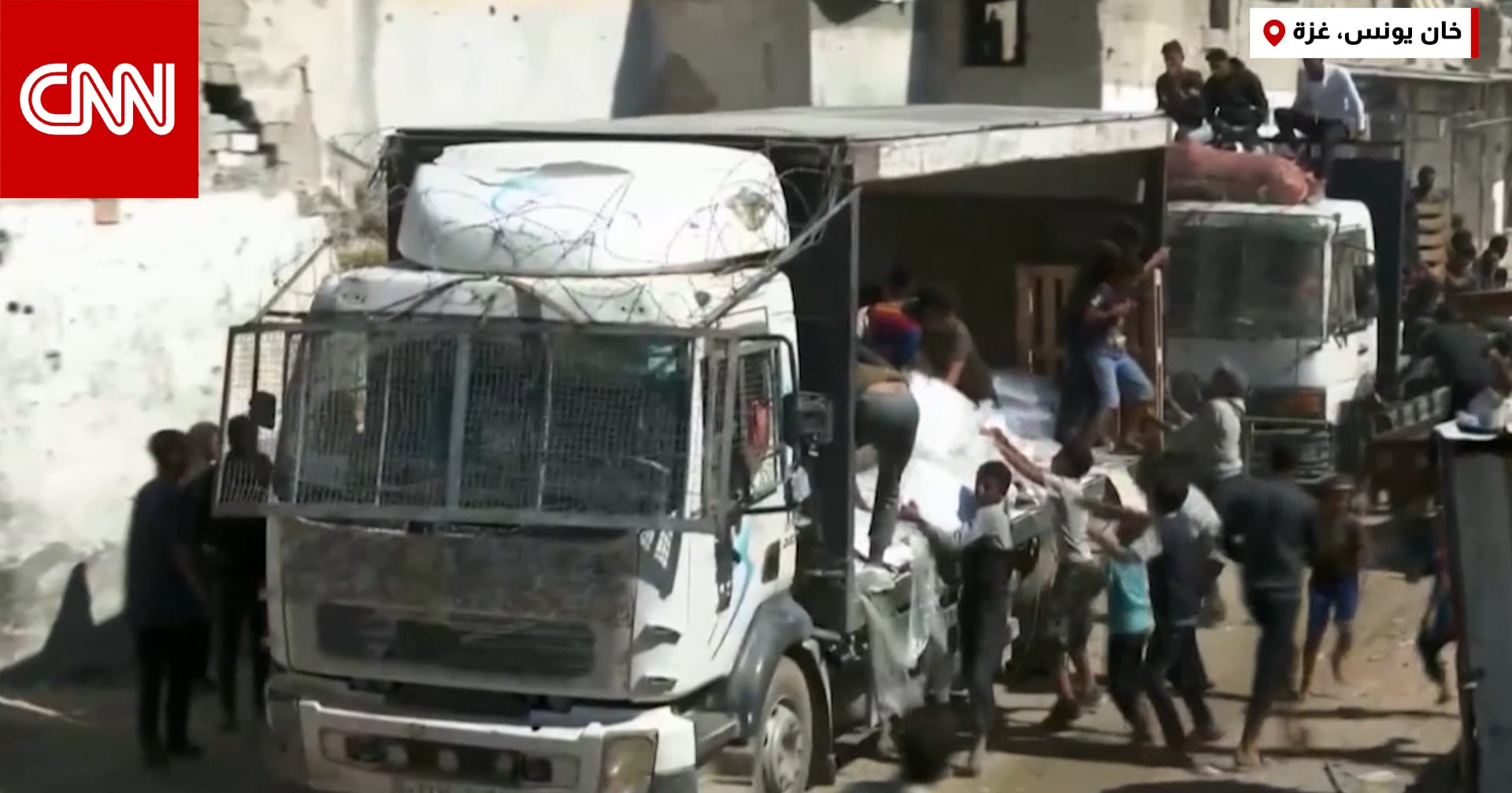 شاهد.. فلسطينيون يهرعون للحصول على المساعدات من الشاحنات المارة عبر غزة