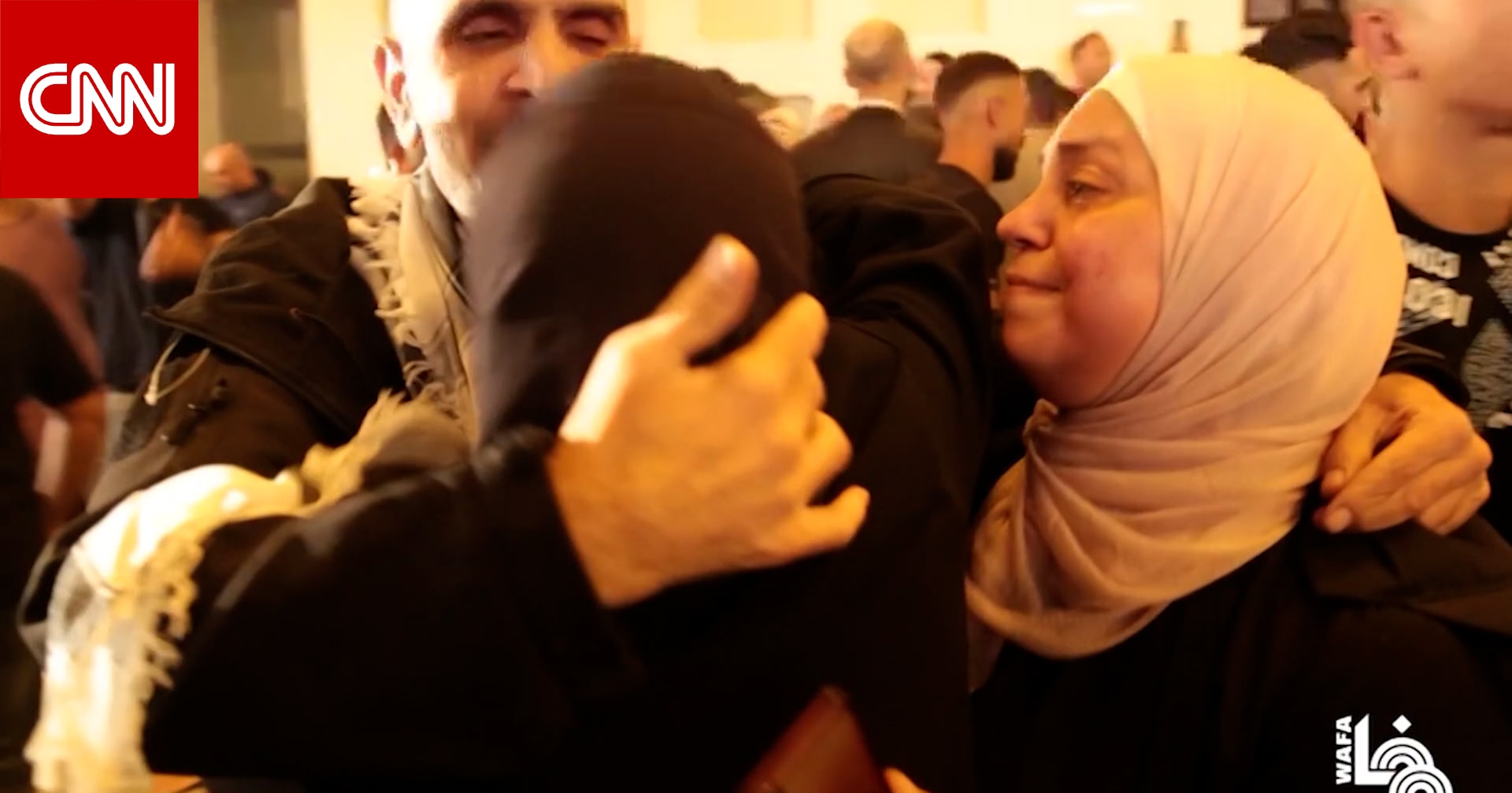 دموع واحتضانات.. شاهد لحظات لمّ الشمل العاطفية للفلسطينيين المفرج عنهم من السجون الإسرائيلية مع عائلاتهم