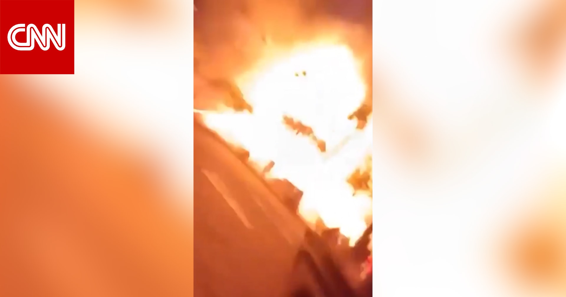 هزت محيطها بقوة.. انفجار عنيف لسيارة خارج مركز تجاري بالإكوادور