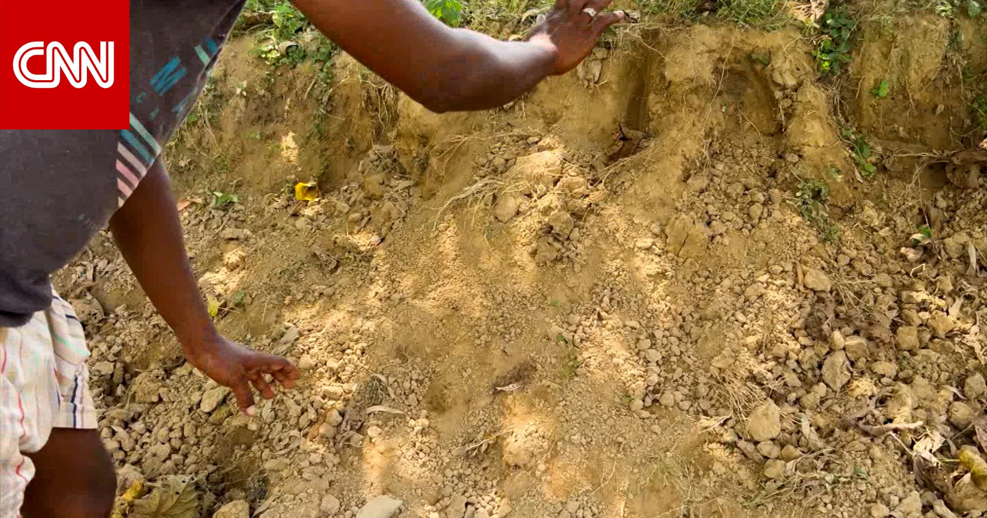 رضيعة أخرجت يدها من التراب لتفضح جريمة دفنها حية في الهند.. شاهد ما كشفه تحقيق لـCNN