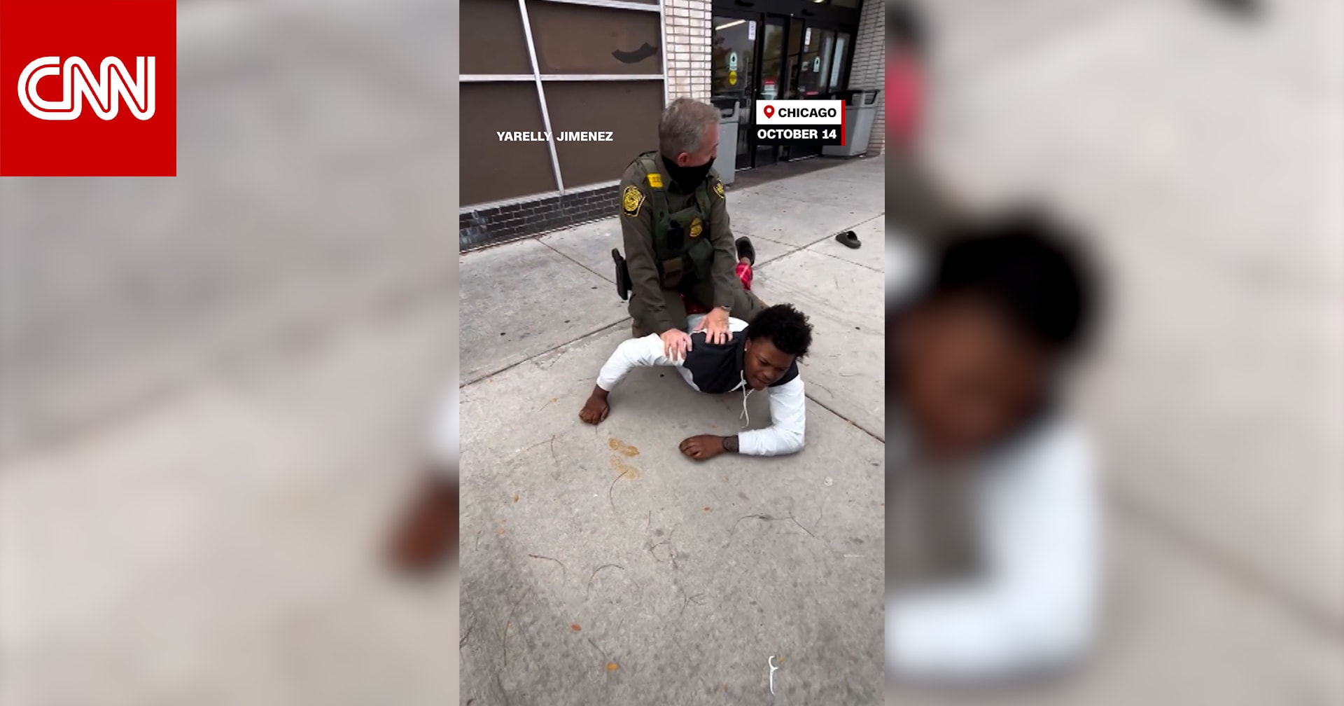 أحدهم جثا فوقه في الشارع.. شاهد كيف اعتقلت شرطة الهجرة الأمريكية شابًا في شيكاغو