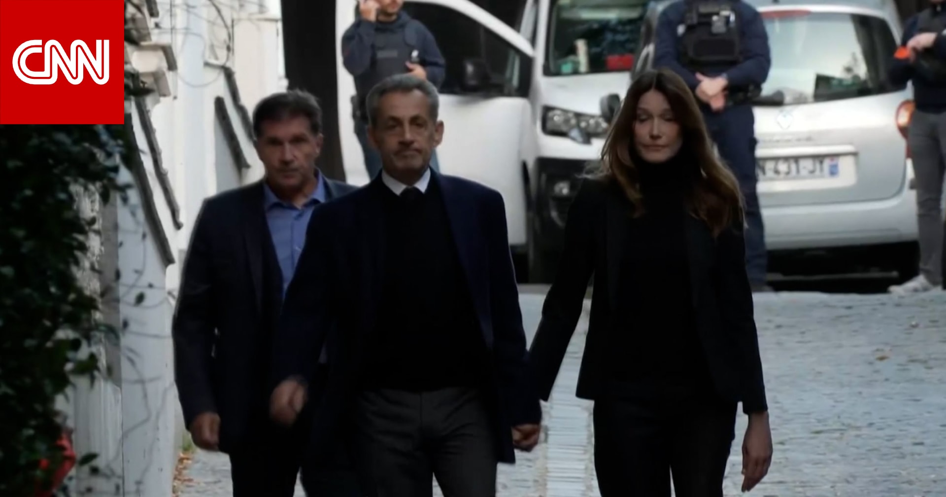 شاهد.. لحظة مغادرة الرئيس الفرنسي الأسبق نيكولا ساركوزي منزله إلى السجن