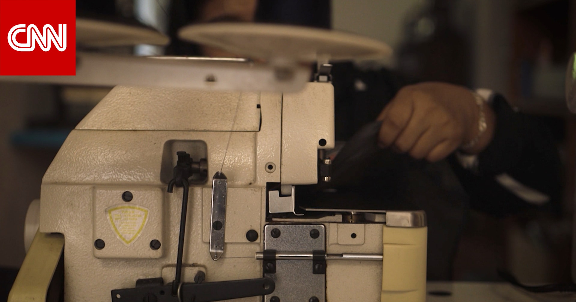 تحرش وإجبار على إنتاج آلاف الملابس يوميًا..عاملات يروين انتهاكات في مصانع تزوّد العلامات الأمريكية