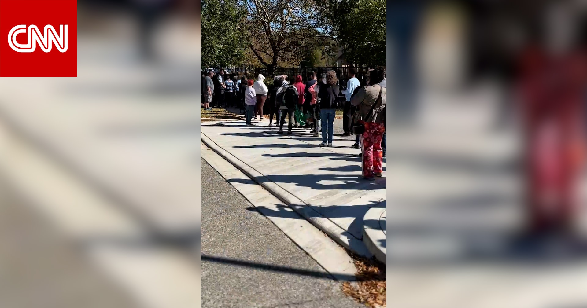 شاهد.. عمّال فيدراليون يصطفون لتلقي تبرعات غذائية بسبب الإغلاق الحكومي بأمريكا