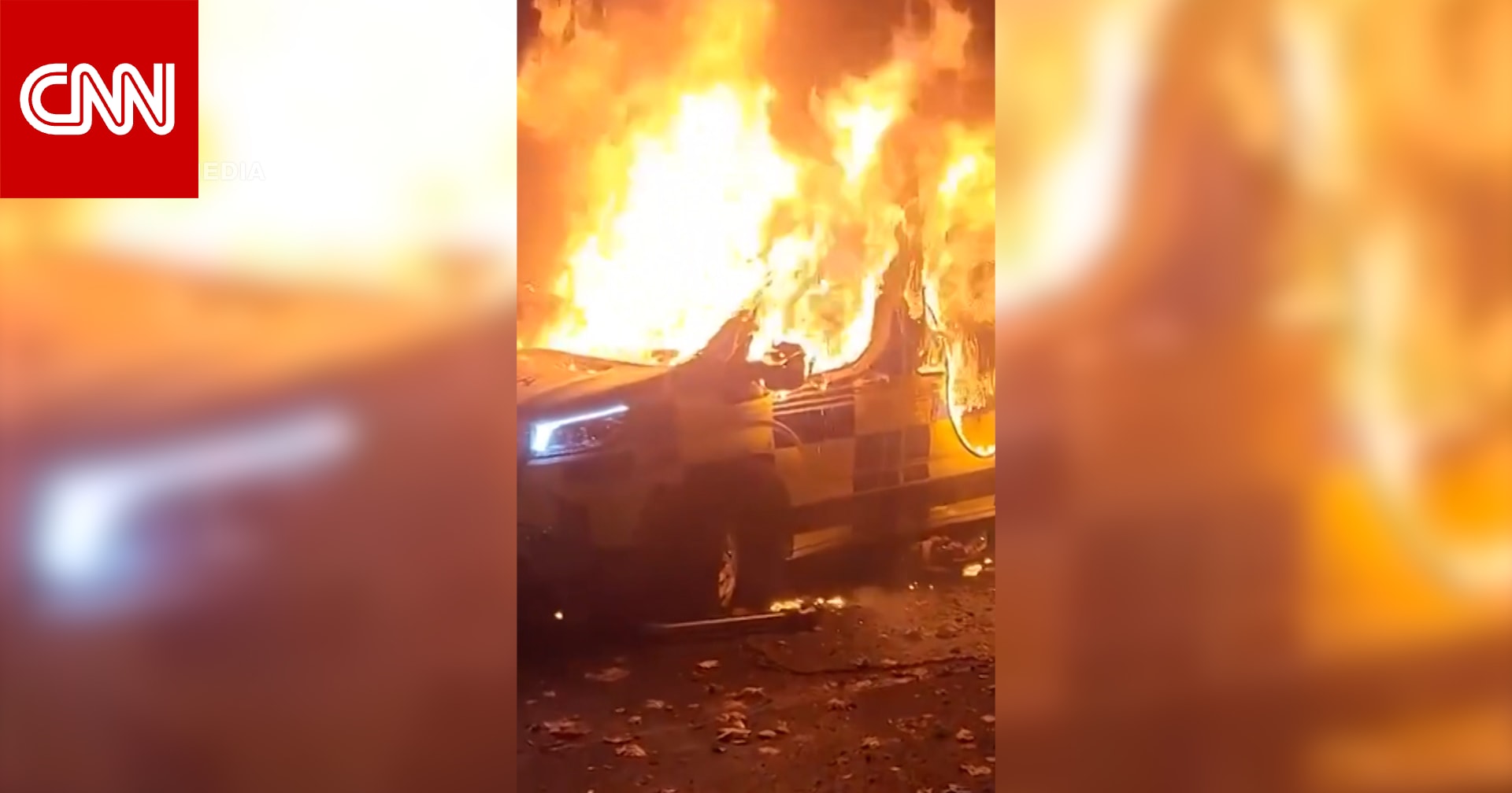 فيديو لمحتجين يحرقون سيارة شرطة خارج مركز لجوء في دبلن