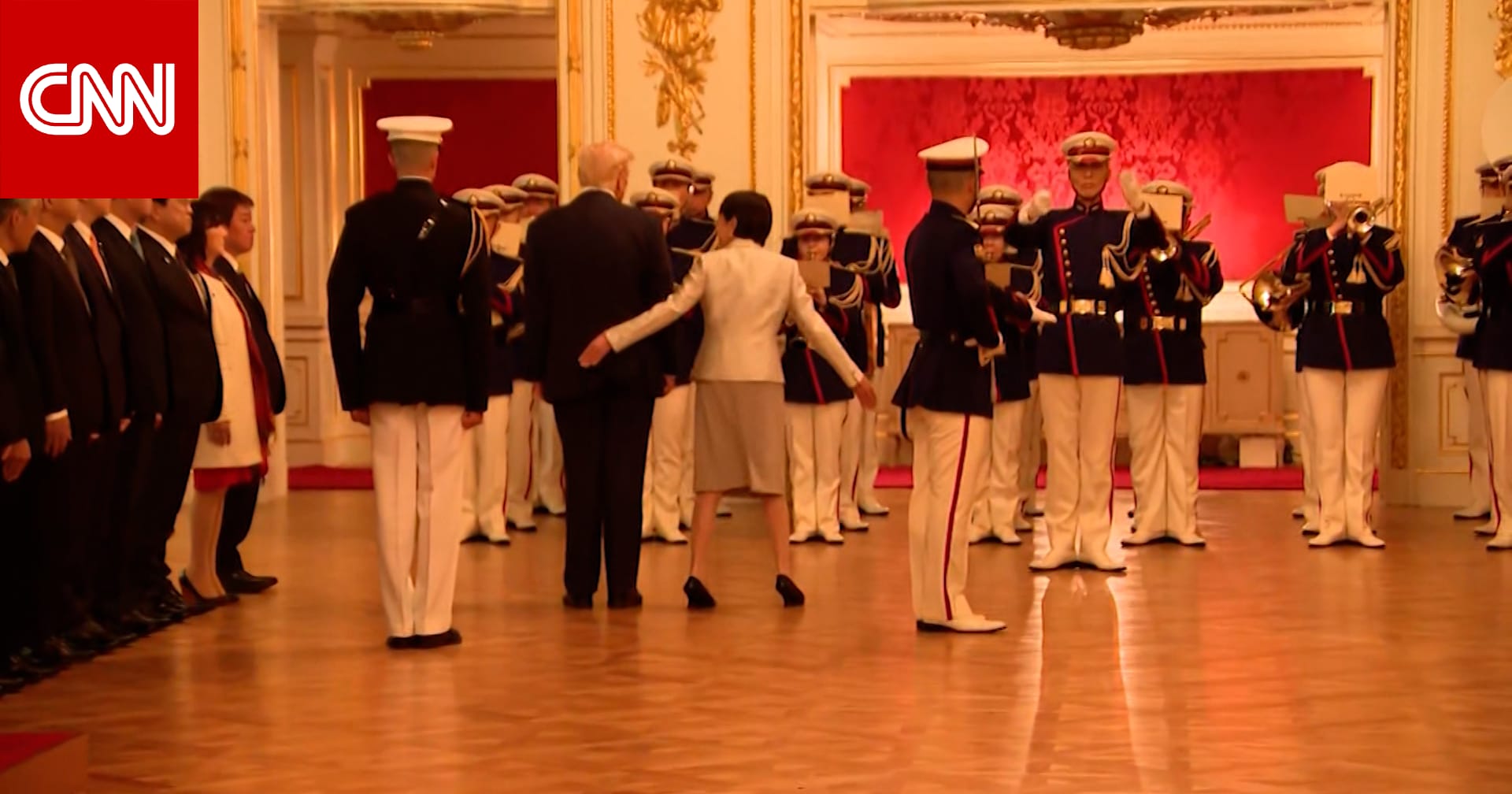 رئيسة الوزراء الجديدة تدخلت لإبعاده.. لحظة حرجة لترامب خلال زيارته لليابان