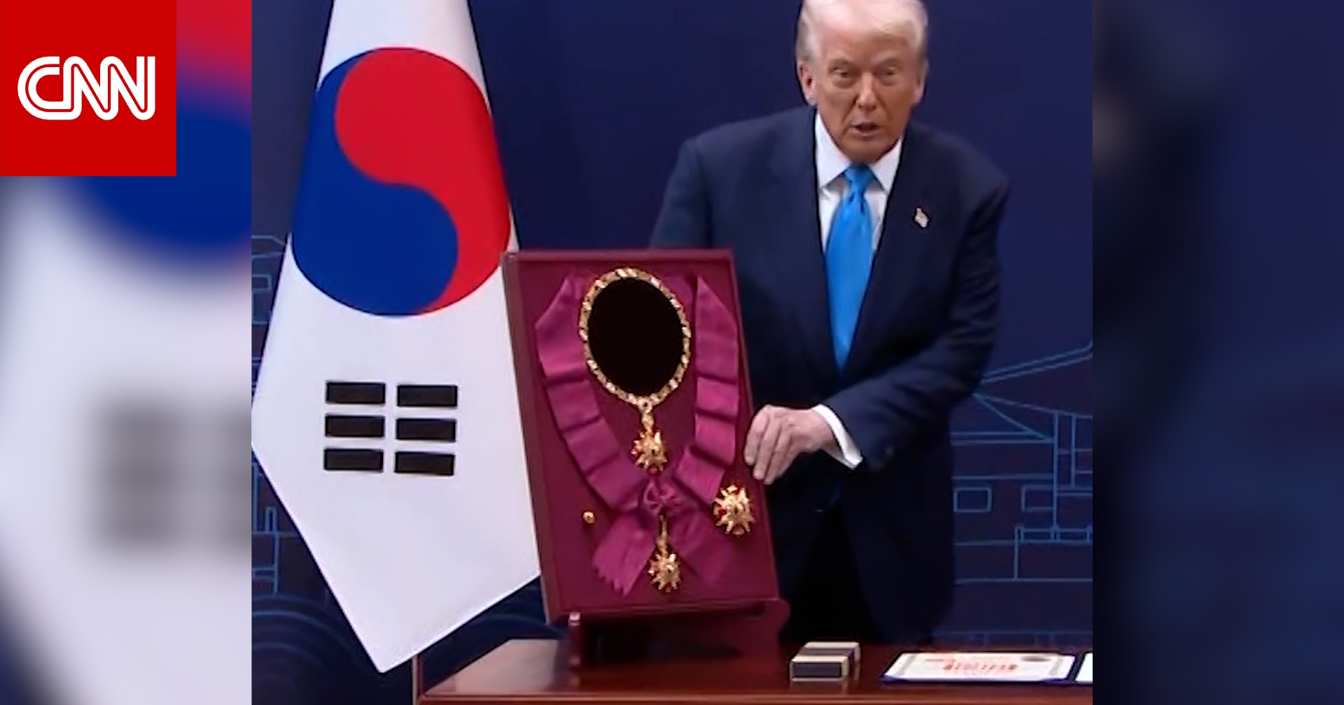 شاهد.. قادة آسيويون يُغدقون على ترامب بهدايا باهظة الثمن