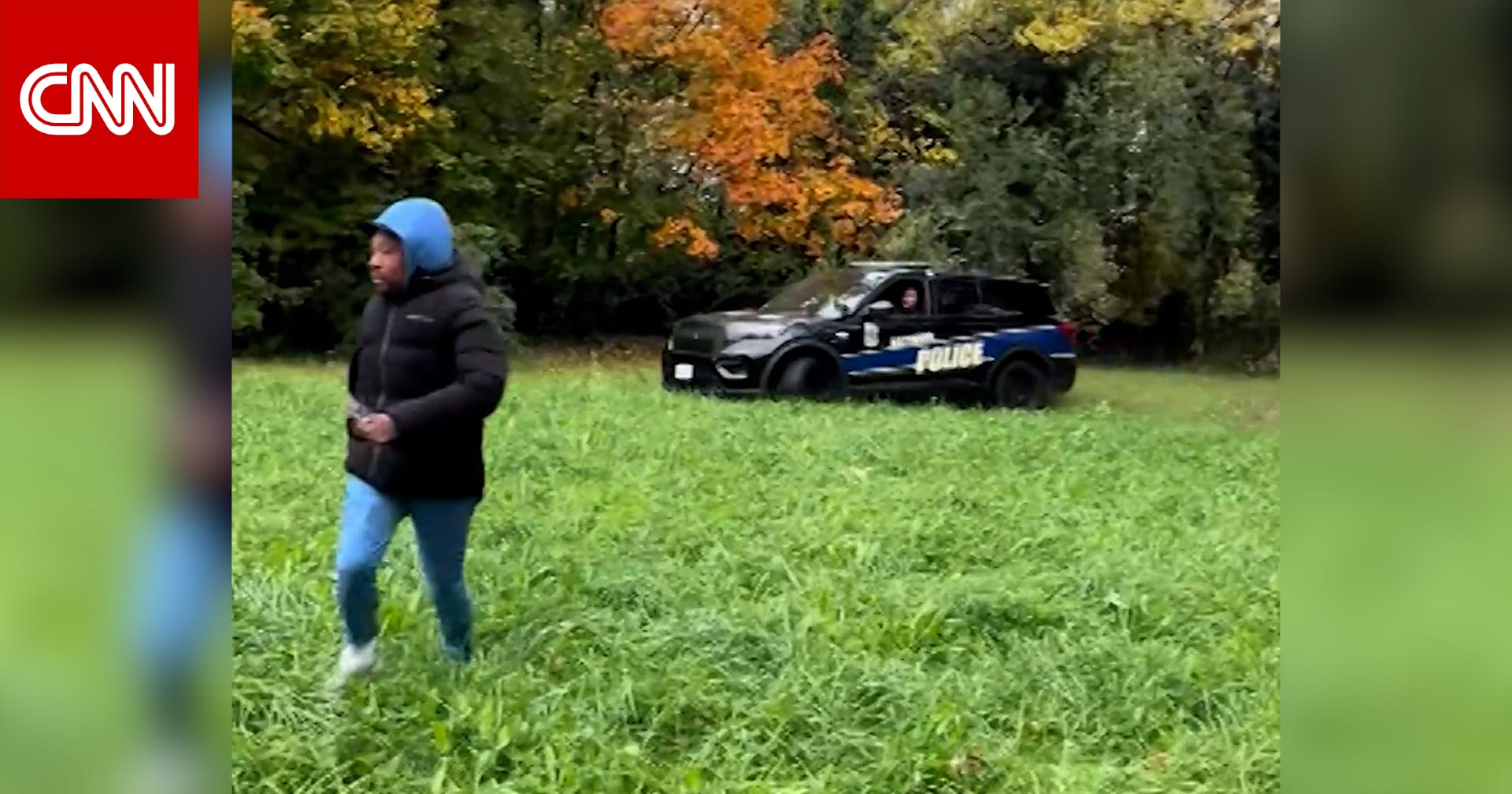 "مثير القلق".. فيديو لضابط شرطة أمريكي يطارد أحد المشاة بسيارة دورية