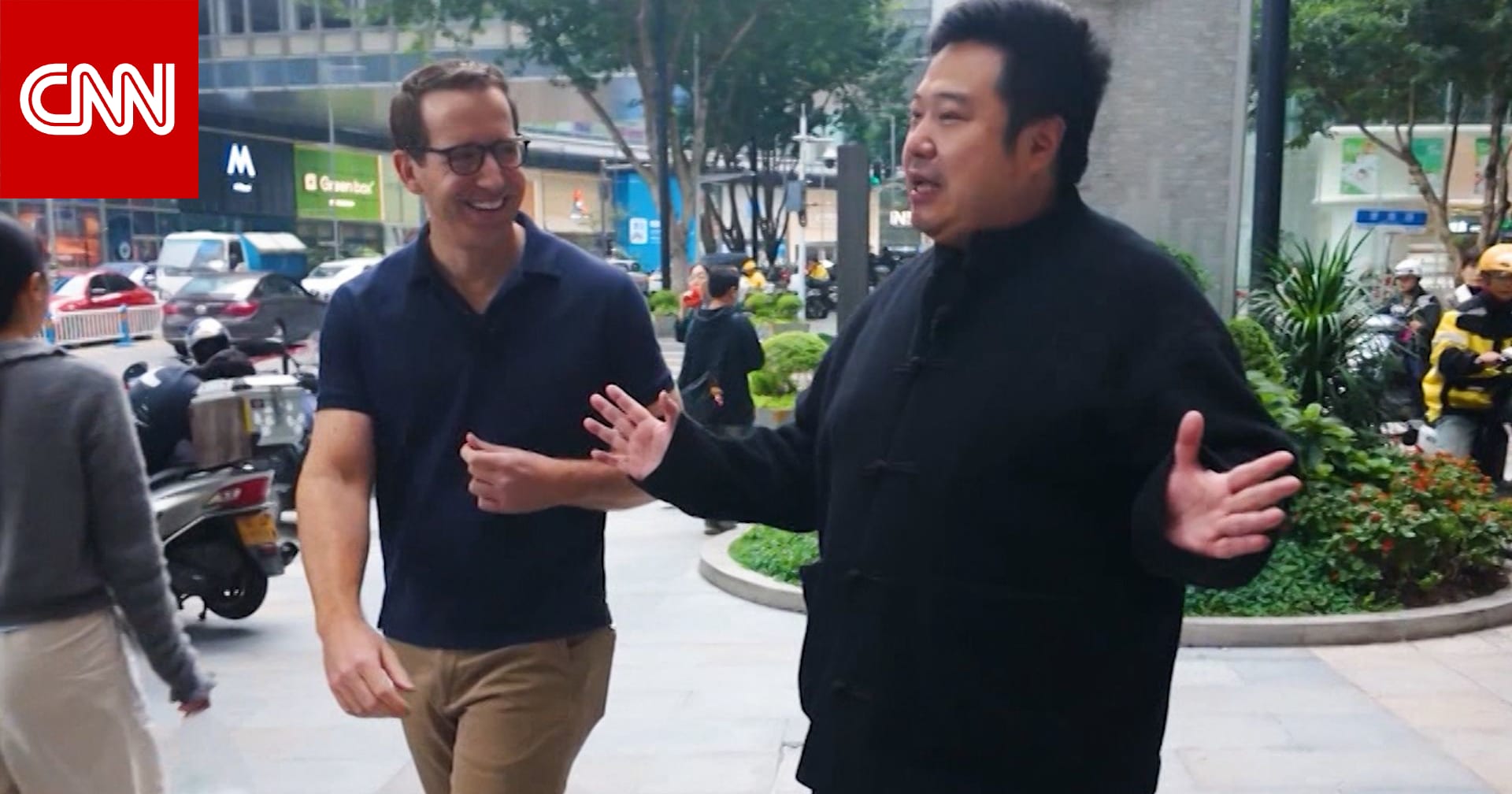 "ترامب الصيني".. شاهد كيف يقلد رجل صيني بطريقة طريفة الرئيس الأمريكي