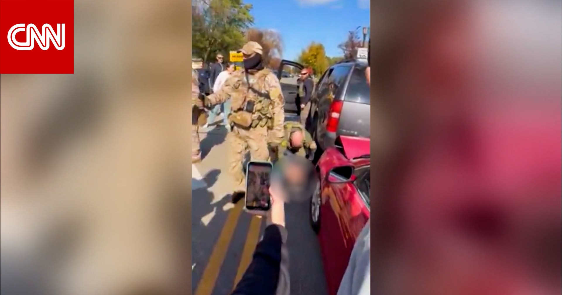 عميل فيدرالي يضرب رجلًا مثبتًا على الأرض زعم أنه قام بفعل مخل بالأدب.. شاهد السبب