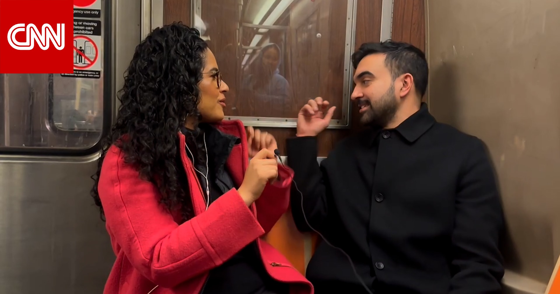 "هذا بلاستيك وليس خشبًا".. لقطة طريفة أثناء لقاء ممداني مع مراسلة CNN بمترو أنفاق نيويورك
