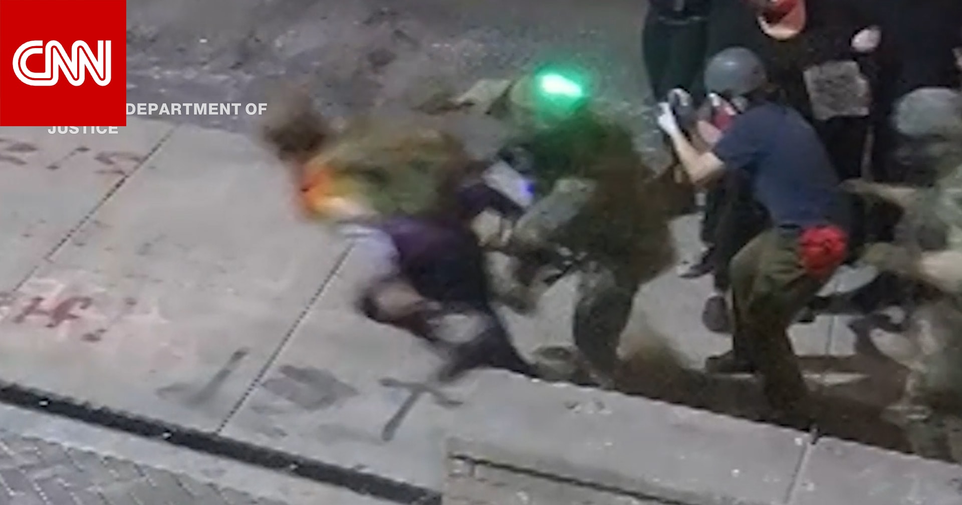 دفعوا متظاهرا سلميا أرضًا والتموا فوقه.. أدلة فيديو تستخدم ضد عناصر فيدراليين بأمريكا