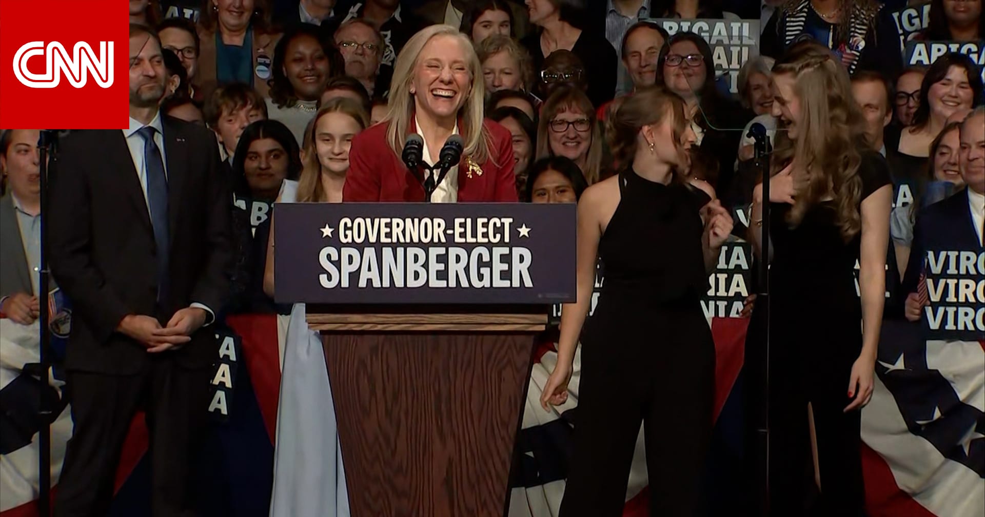 "لم تنظفي غرفتكِ".. شاهد حاكمة فرجينيا المنتخبة تحرج ابنتها مازحة بخطاب النصر