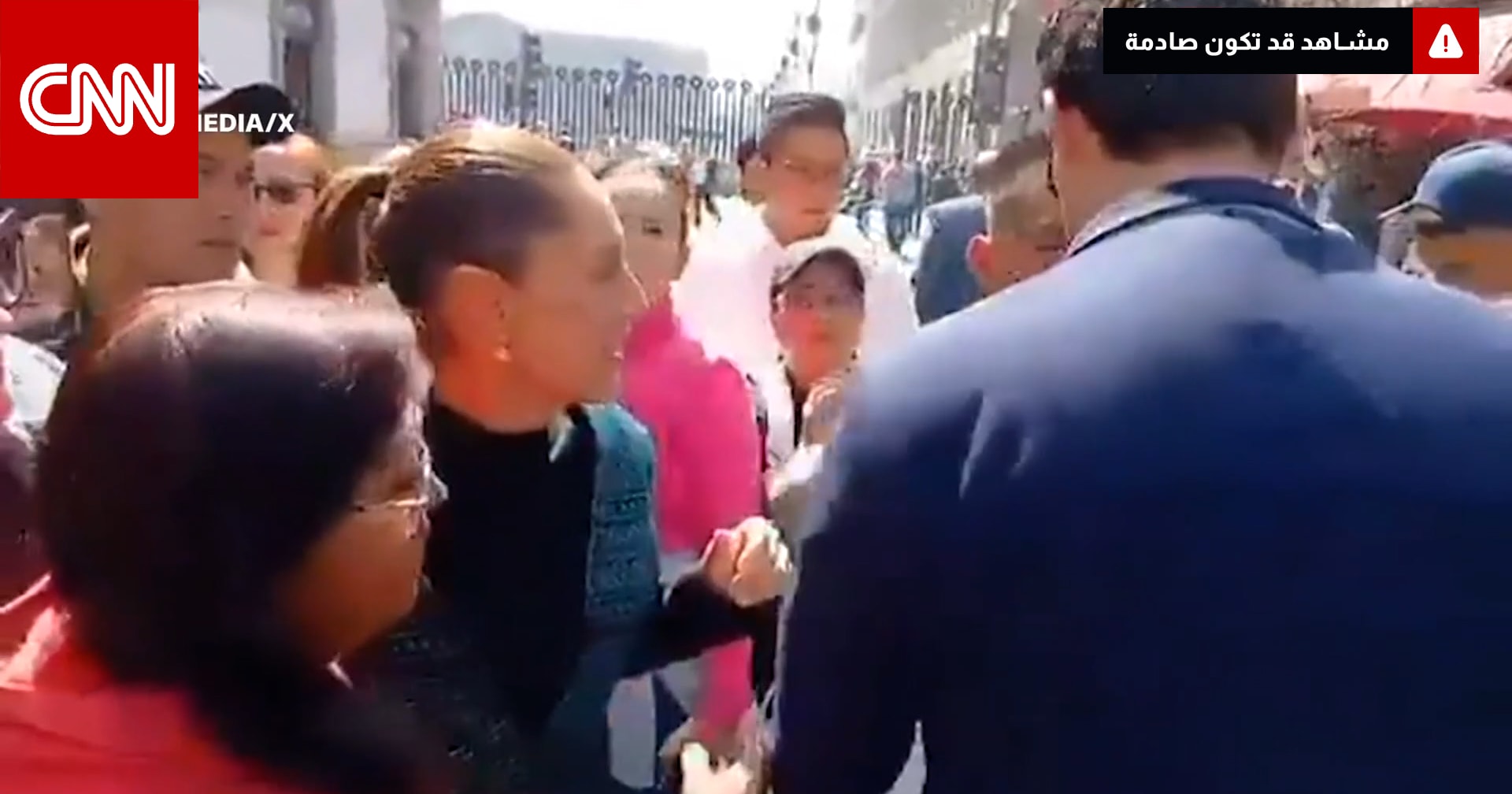 رجل "مخمور" يتحرش برئيسة المكسيك ويتحسسها علنًا.. وهذا ما فعلته شينباوم