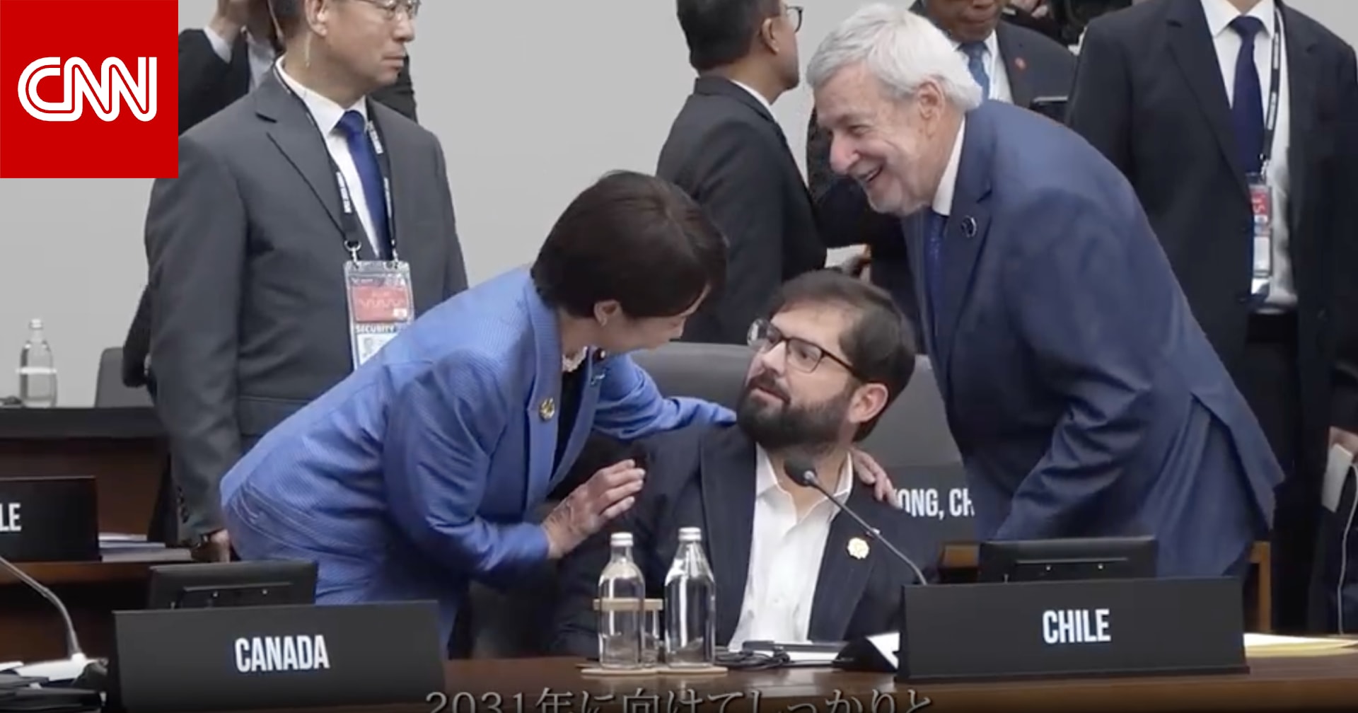 زحفت على كرسي نحو رئيس إندونيسيا وعانقت زعيم تشيلي.. رئيسة وزراء اليابان تثير الجدل بتصرفاتها أمام قادة العالم