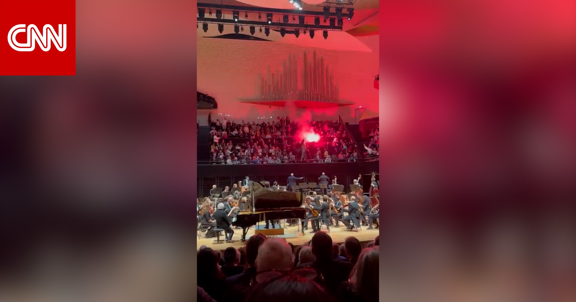 بمشاعل مضيئة وألعاب نارية.. متظاهرون يعطلون حفلًا موسيقيًا إسرائيليًا في باريس