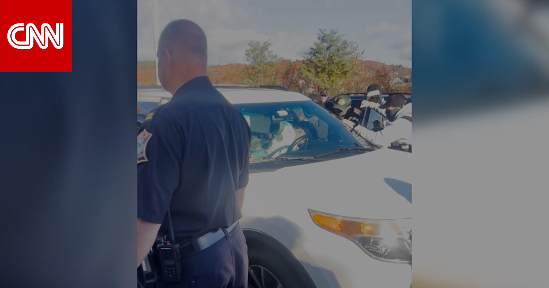 فيديو يرصد إصابة رجل بما يبدو نوبة صرع أثناء اعتقال لضباط الهجرة في أمريكا