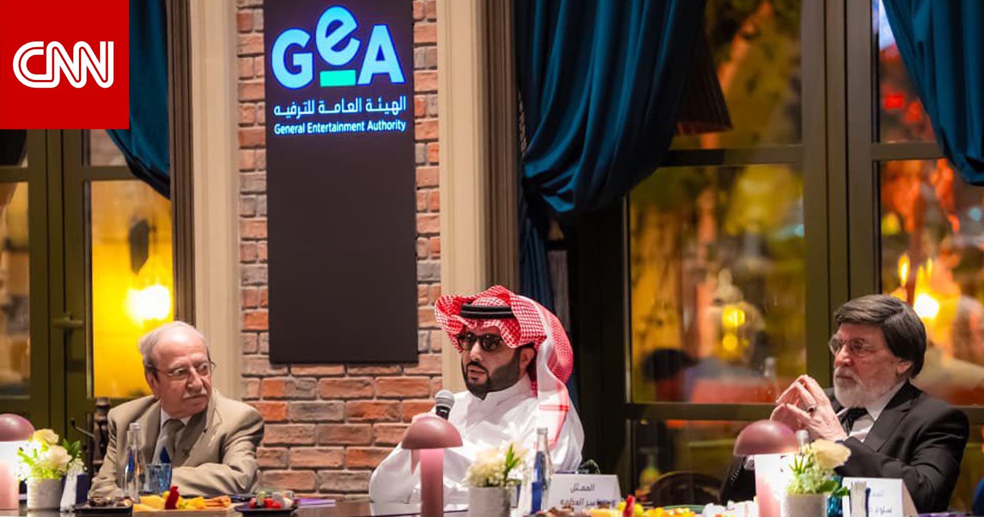 تركي آل الشيخ يجمع "أساطير الفن السوري" في الرياض ويتلقى هدية من دمشق